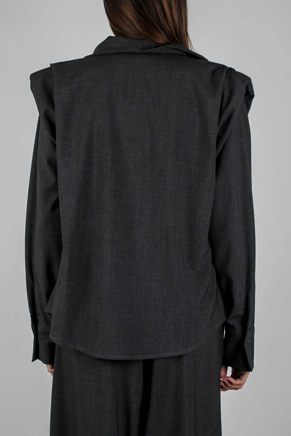 Tensione in - Camicia a scatola con spalla a sbuffo