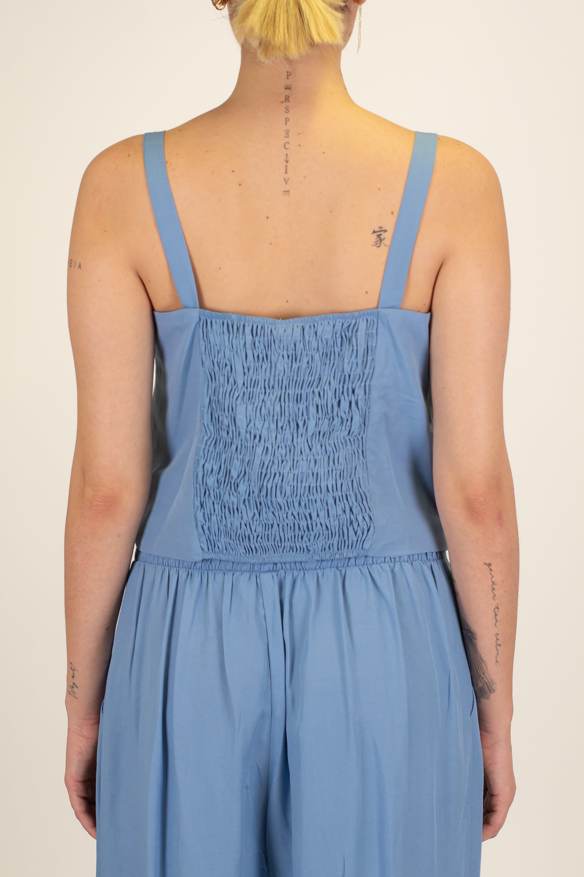 Tensione in - Coordinato in misto viscosa e lino con top bretelle e pantalone palazzo con pinces ed elastico sul retro