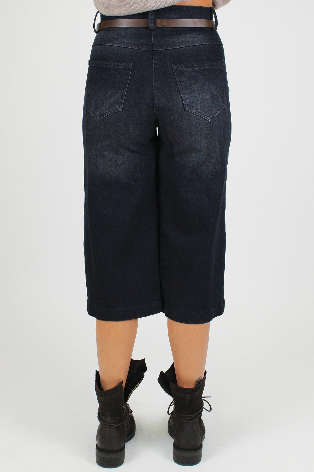 Tensione in - Bermuda in denim lavaggio scuro con cintura