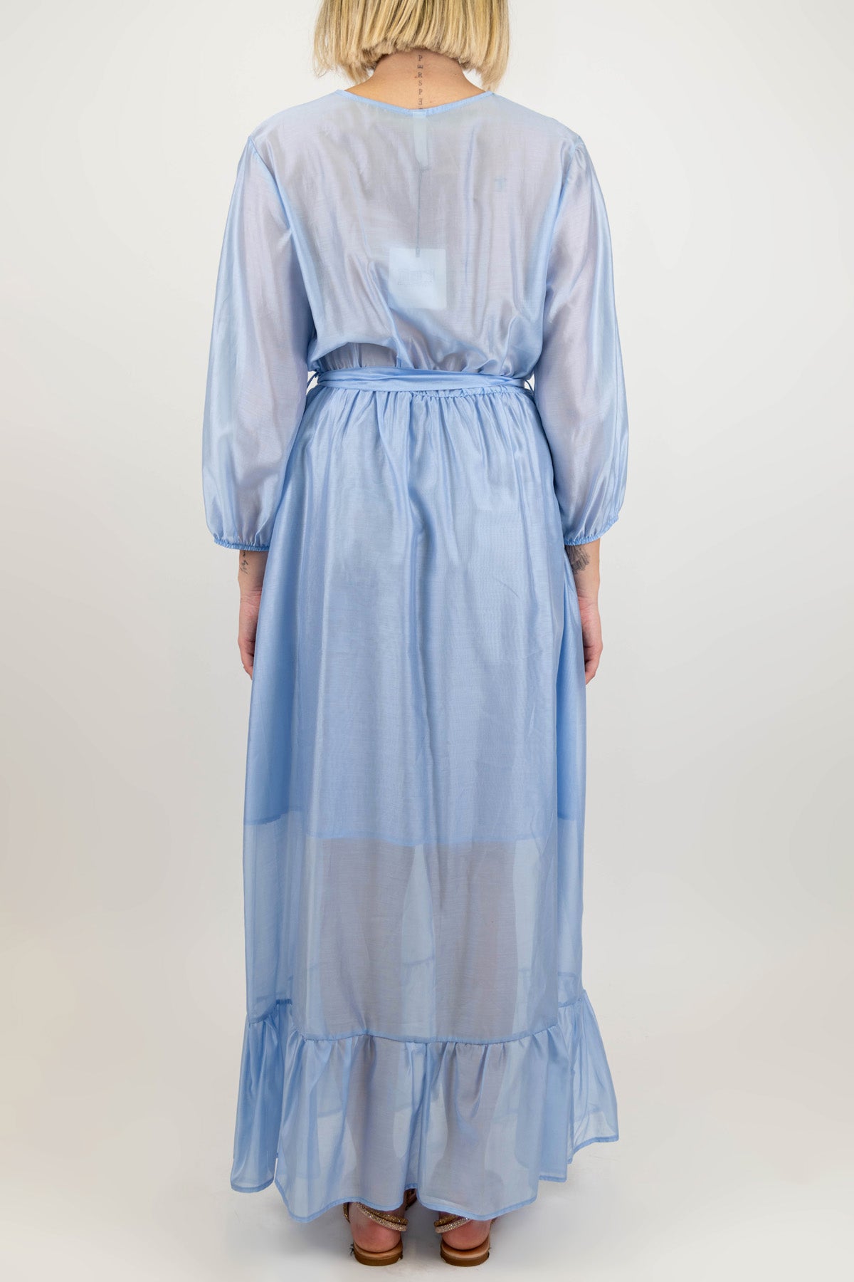 Tensione in - Abito lungo in tencel con scollo a V, spilla fiore e balza sul fondo