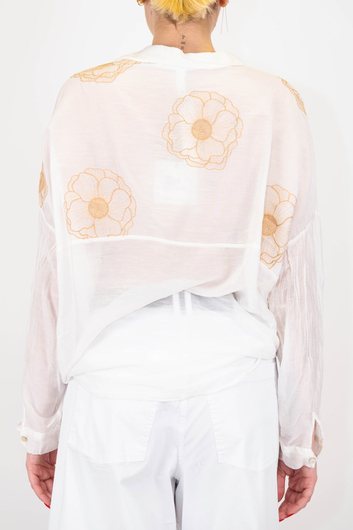 Tensione in - Camicia in misto seta con ricami floreali a contrasto