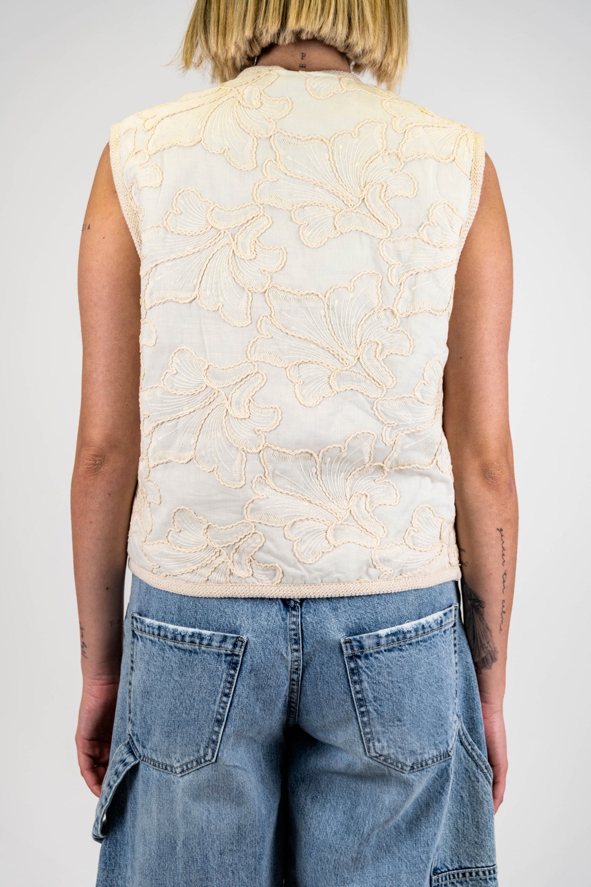 Tensione in - Gilet ricamato con trama interna e chiusura con lacci