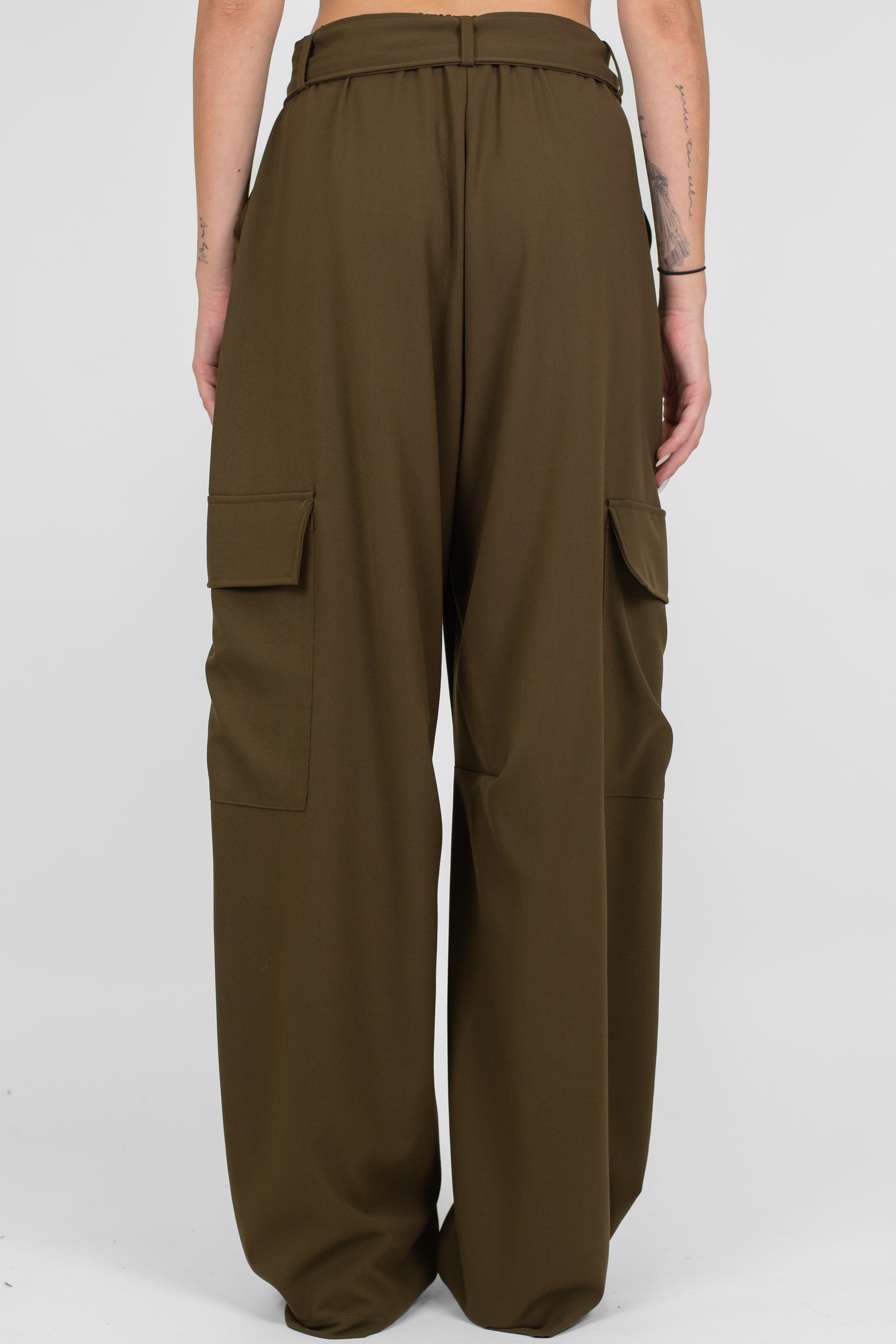 Tensione in - Pantalone cargo con pinces e cintura in tessuto