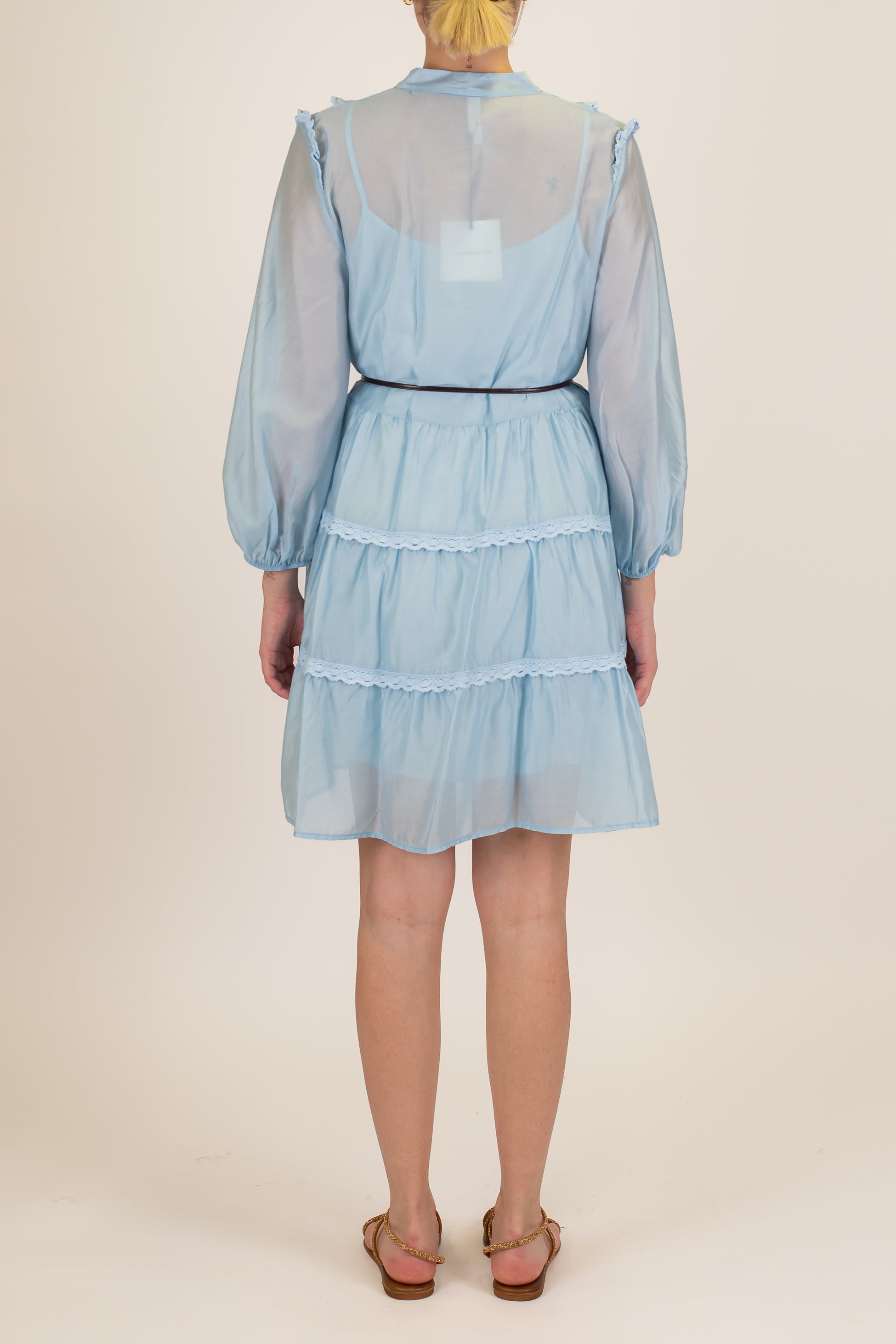 Tensione in - Abito corto in tencel con profili e balze ricamate e chiusura con bottoni