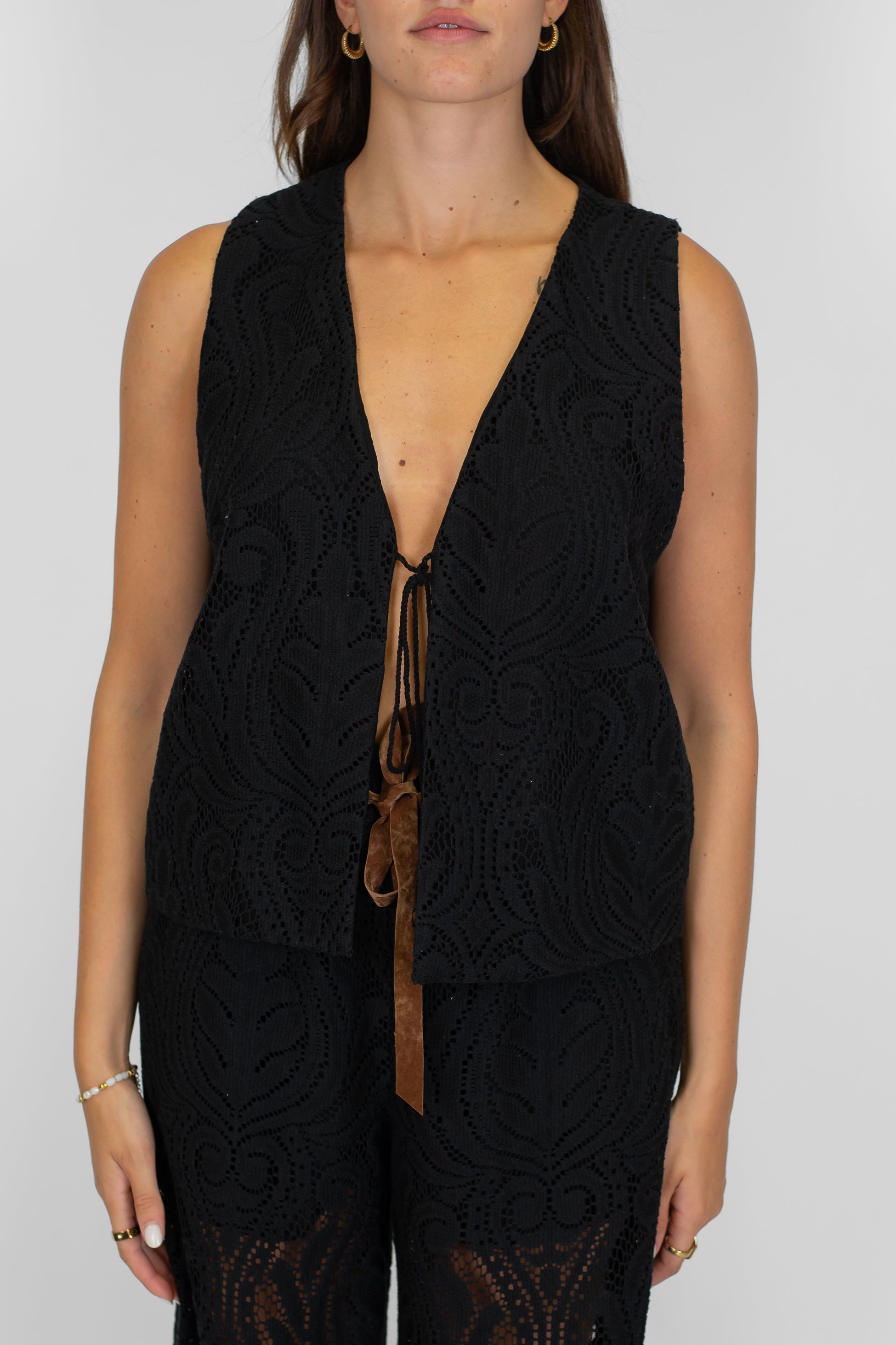 Tensione in - Gilet in pizzo con laccetti