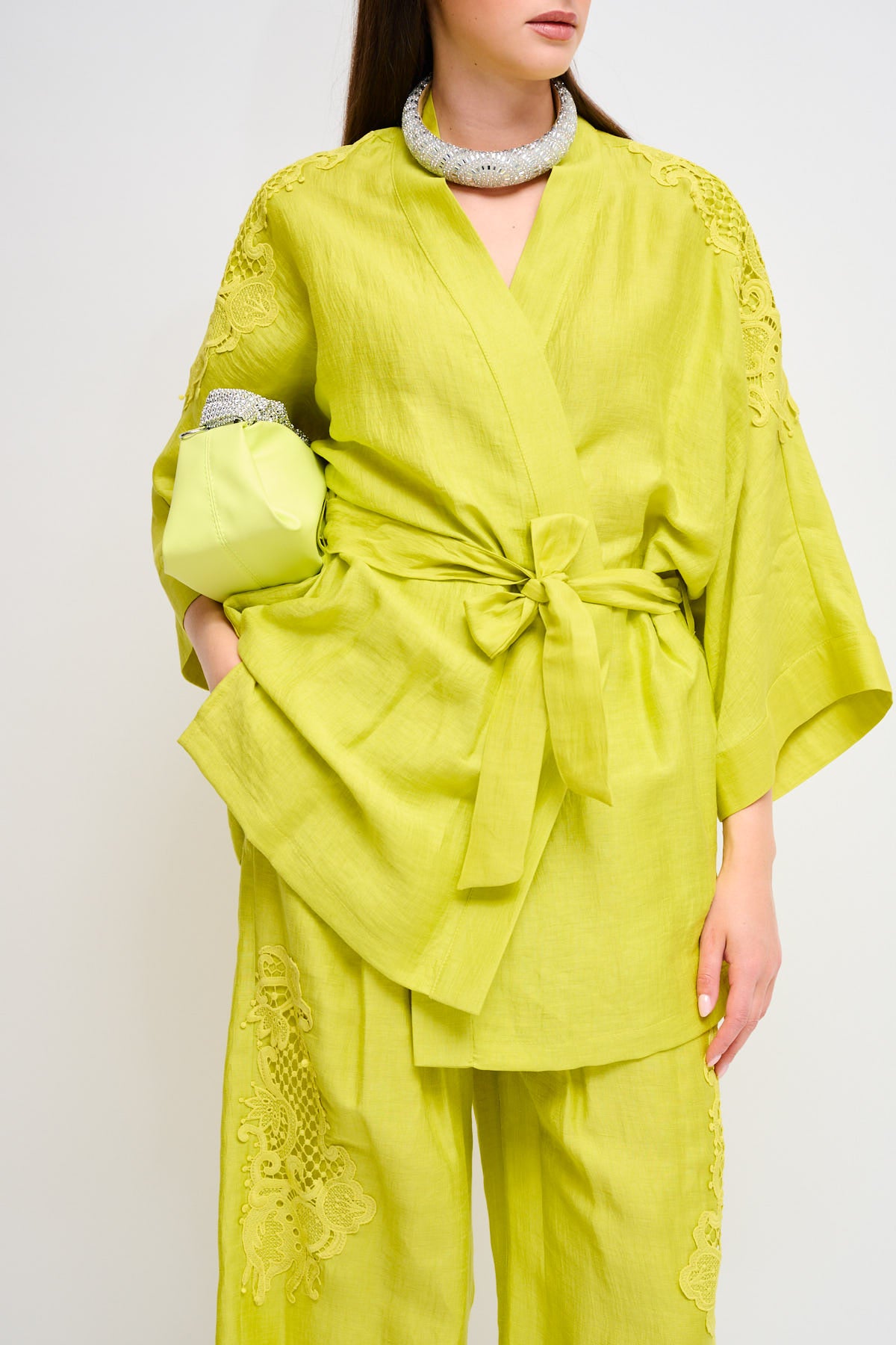 Maryley - Giacca kimono in lino con ricami sulle maniche e cintura in tessuto