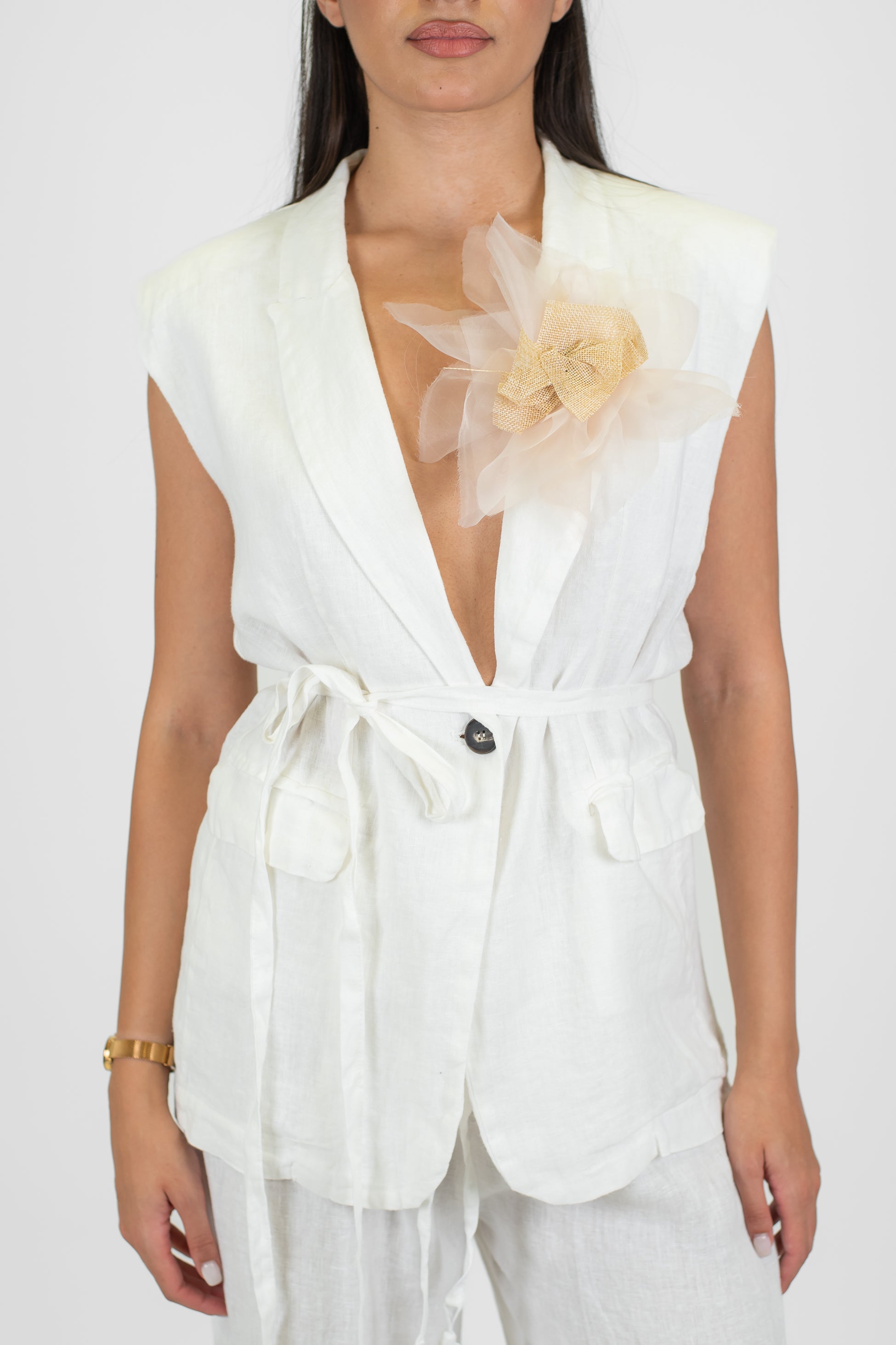 Tensione in - Giacca giromaniche in puro lino con spilla fiore e cintura in tessuto