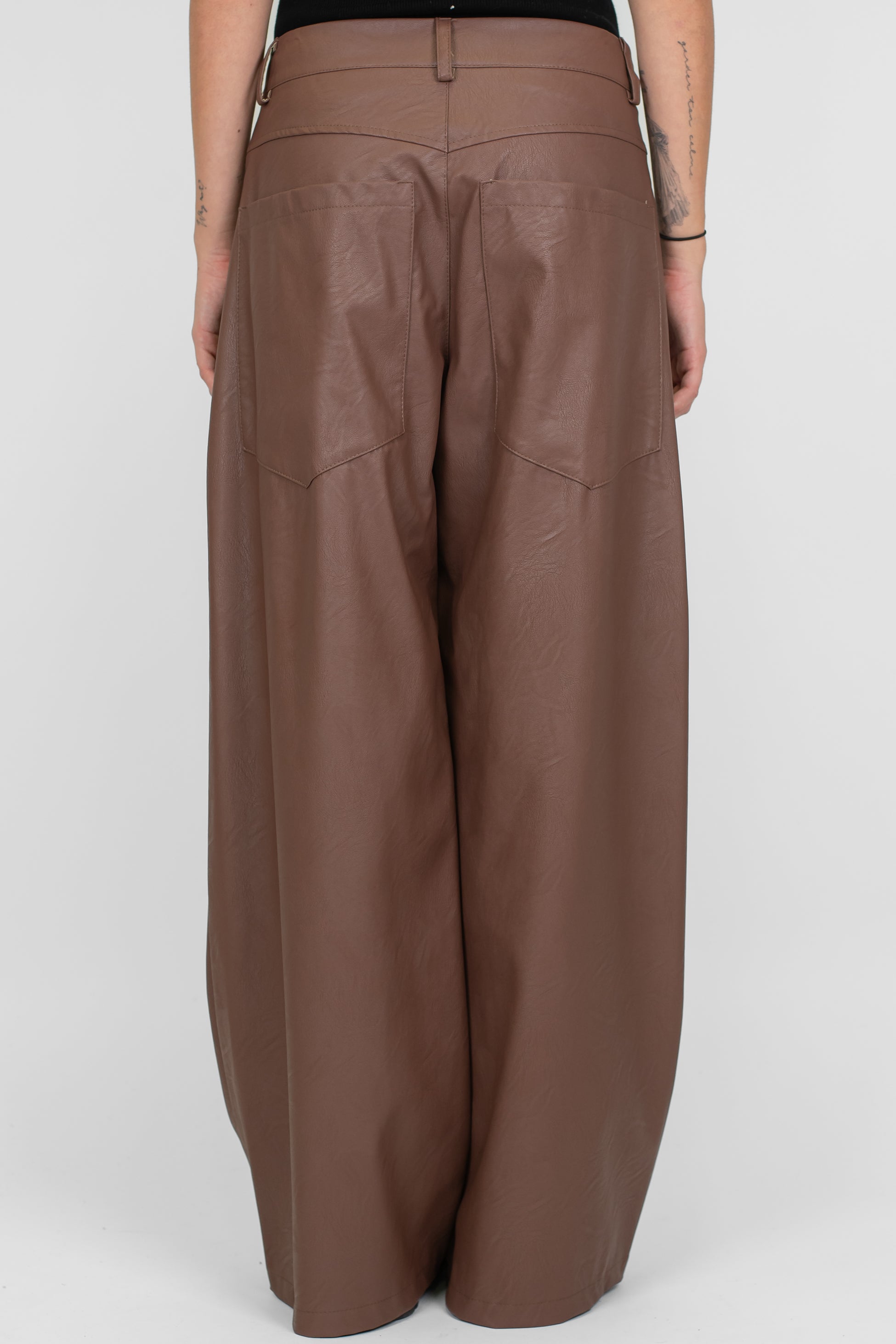 Tensione in - Pantalone palazzo in ecopelle modello Giusi con tasconi posteriori