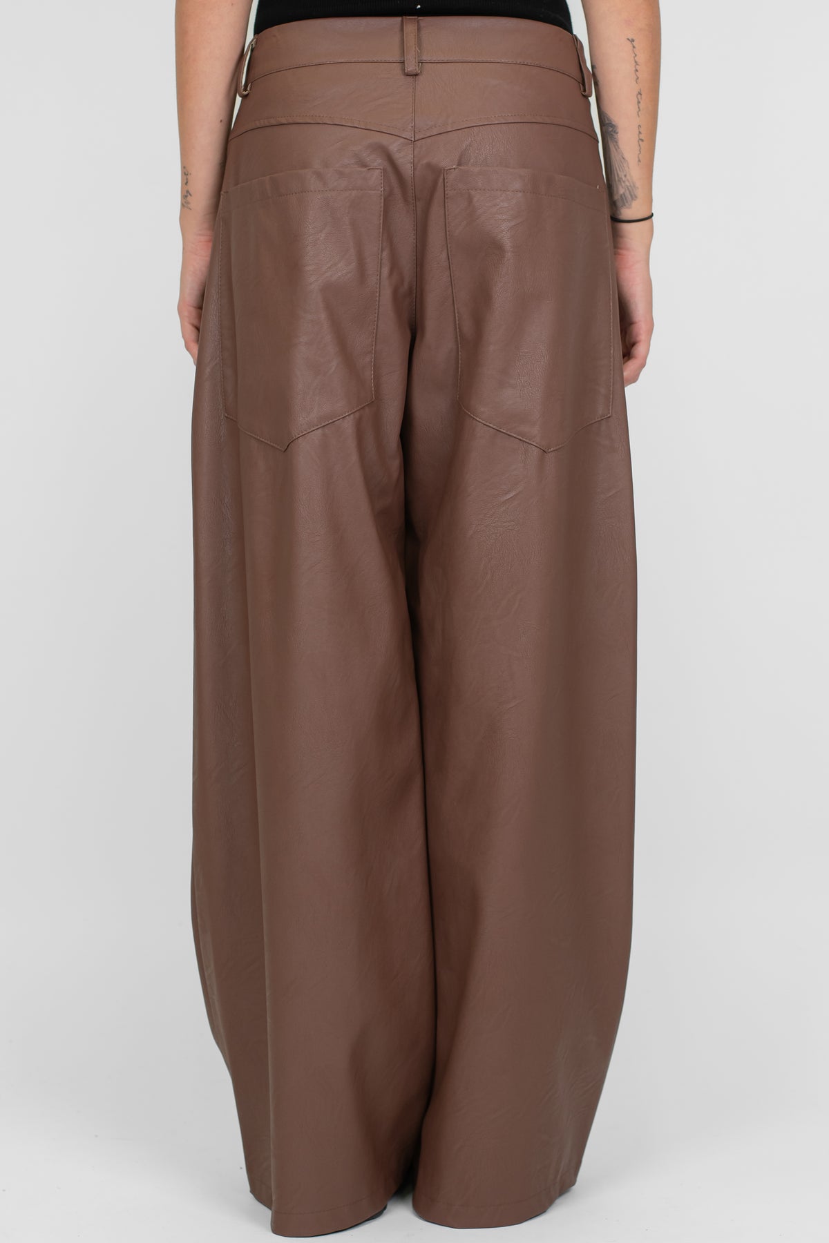 Tensione in - Pantalone palazzo in ecopelle modello Giusi con tasconi posteriori