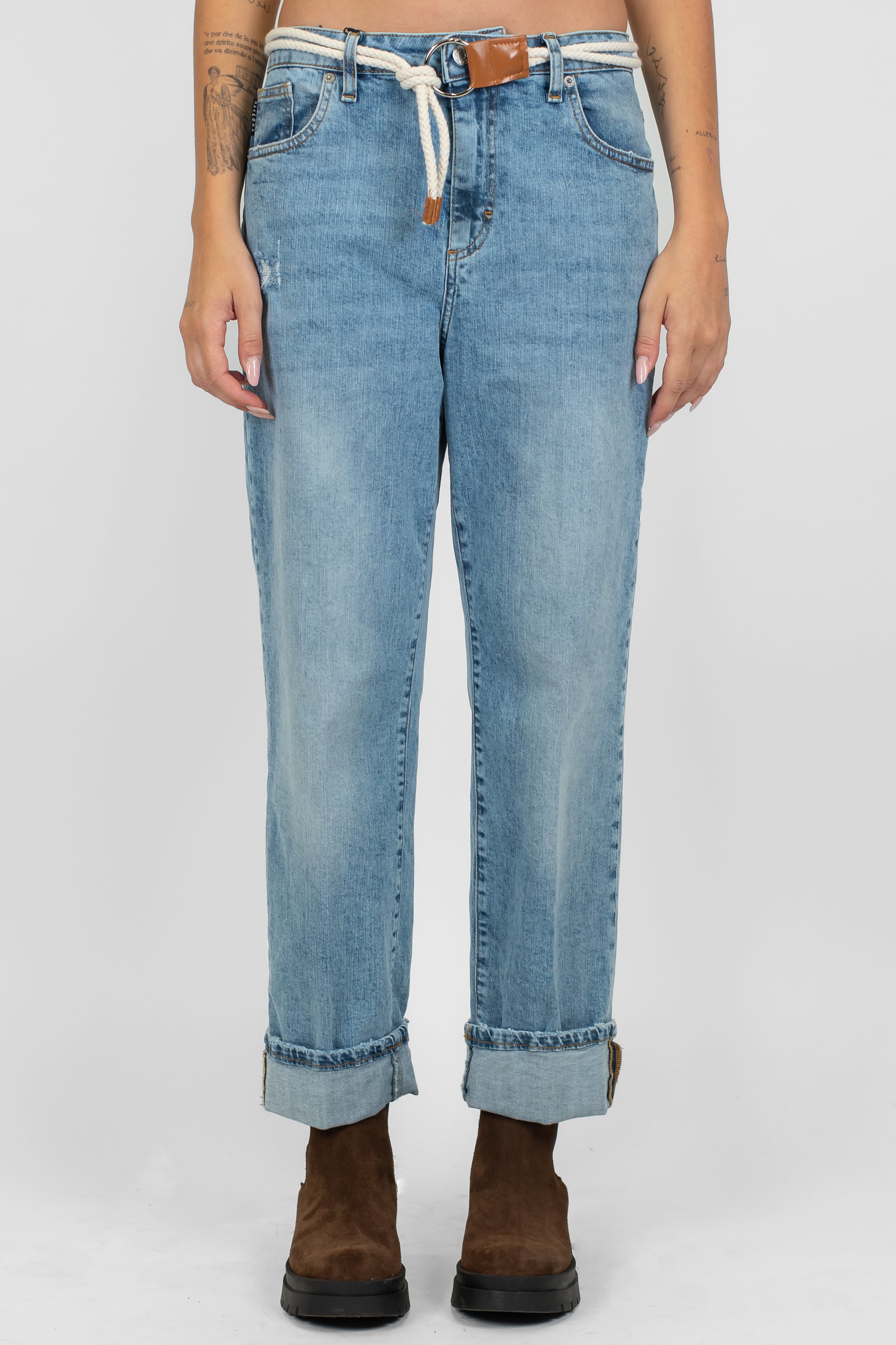 Haveone - Jeans lavaggio chiaro modello Mandy con cintura in corda