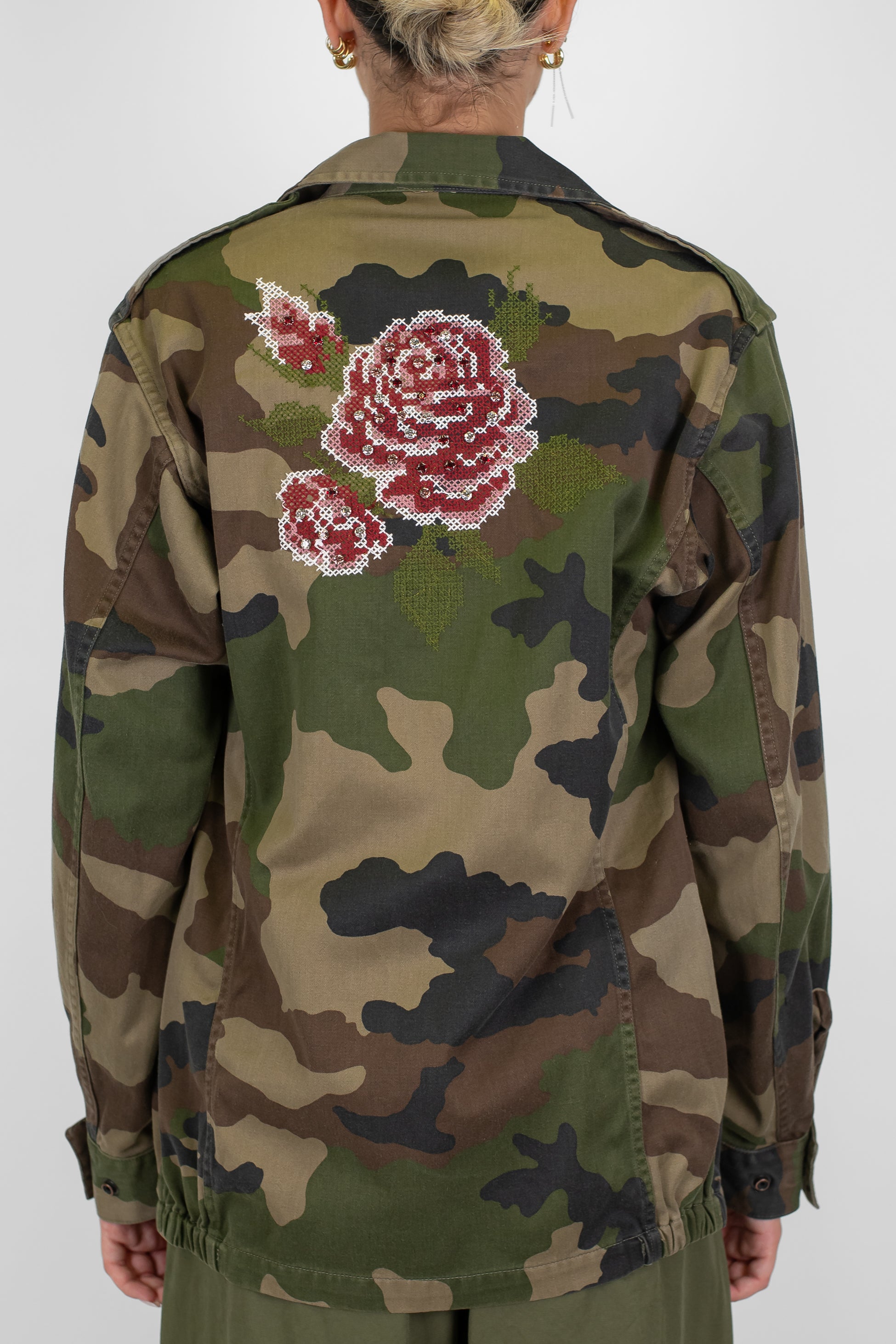 Tensione in - Giacca camouflage con rose cucite e applicazioni strass