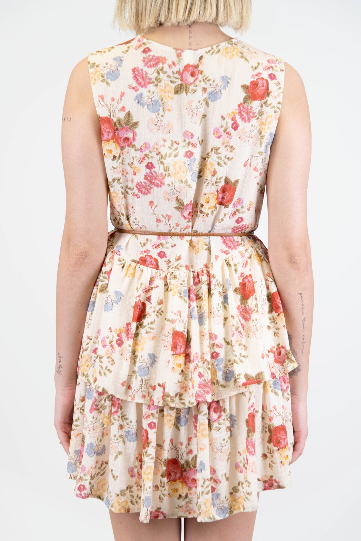 Tensione in - Abito corto giromaniche fantasia floreale con chiusura bottoni e balze