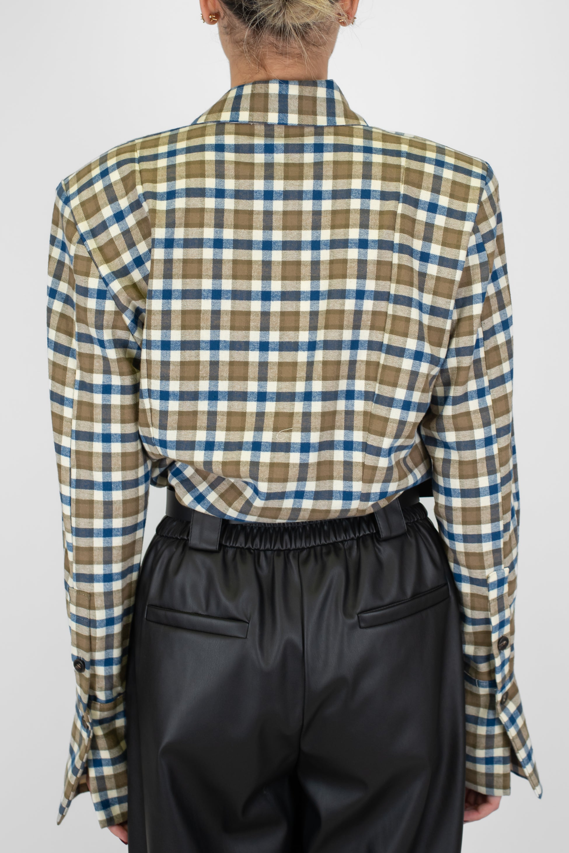 Tensione in - Camicia fantasia quadri con spalline e spilla gioiello