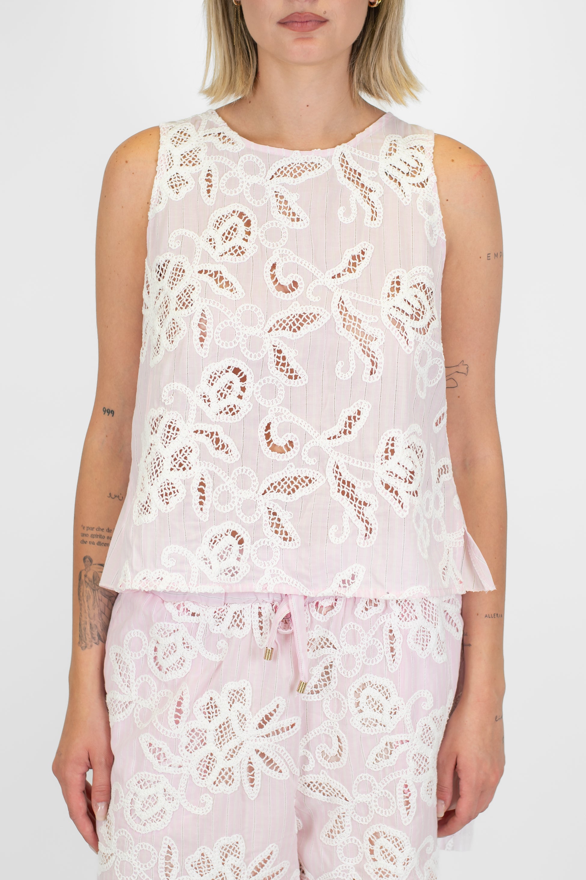 Tensione in - Top con ricami in crochet