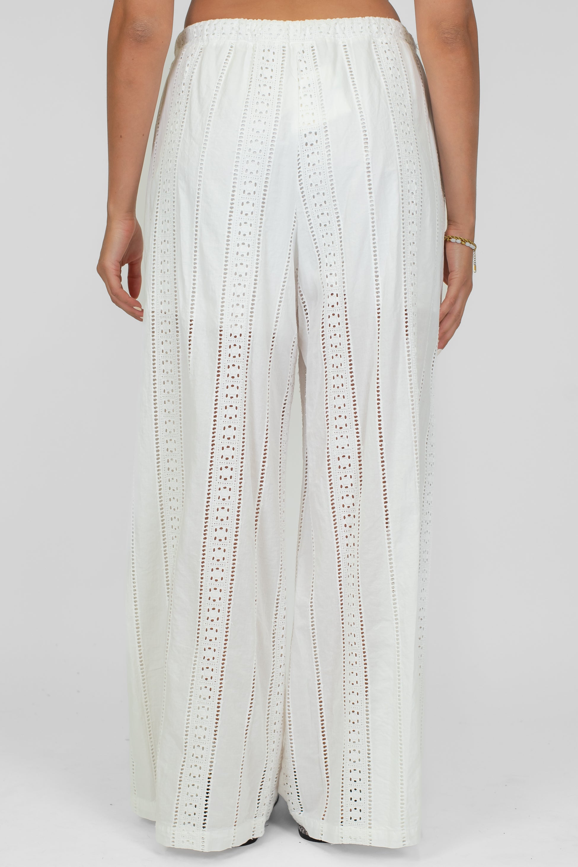 Tensione in - Pantalone palazzo con ricami in pizzo sangallo e coulisse