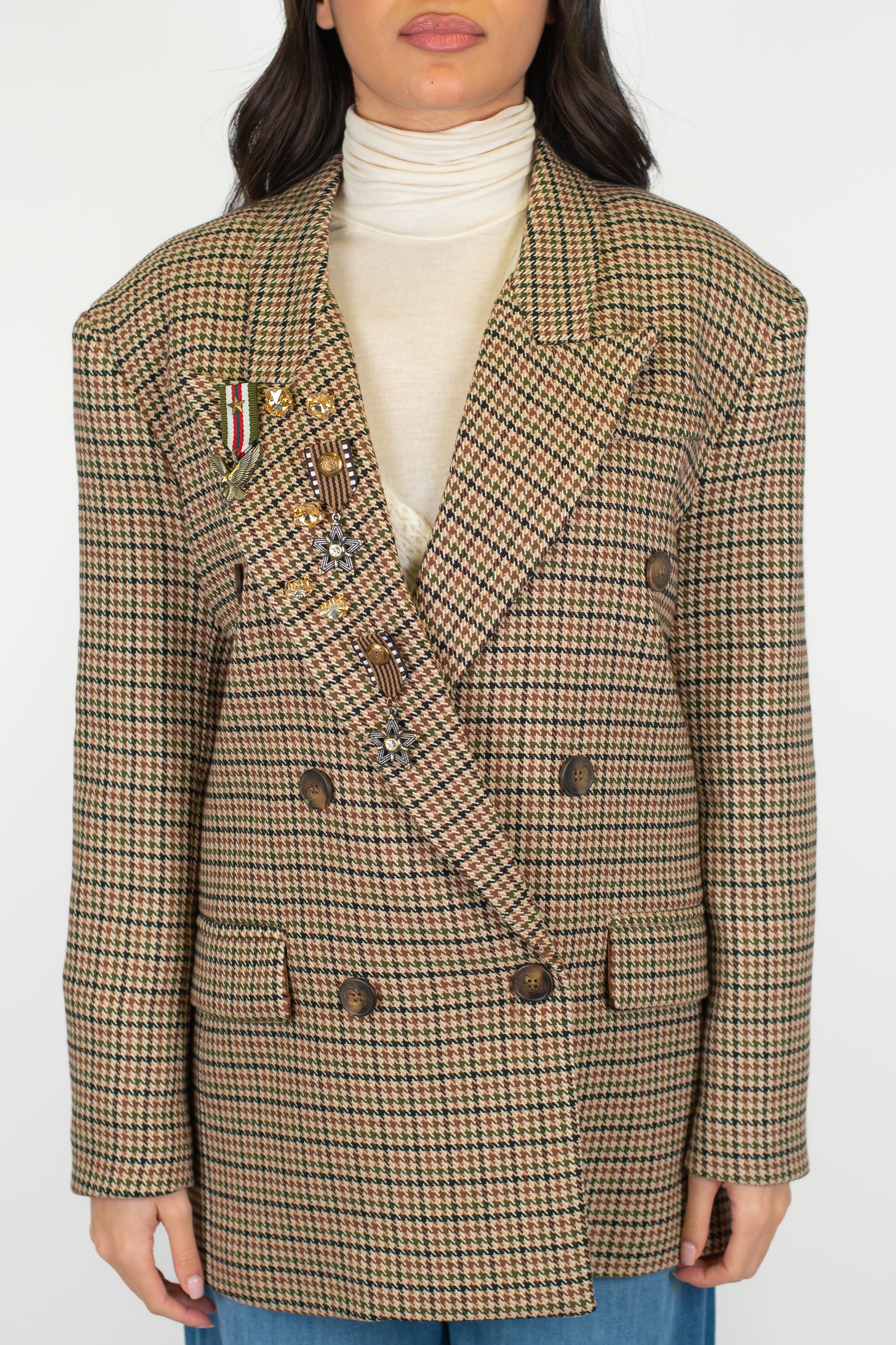 Tensione in - Blazer doppiopetto fantasia pied de poule con spalline e spille