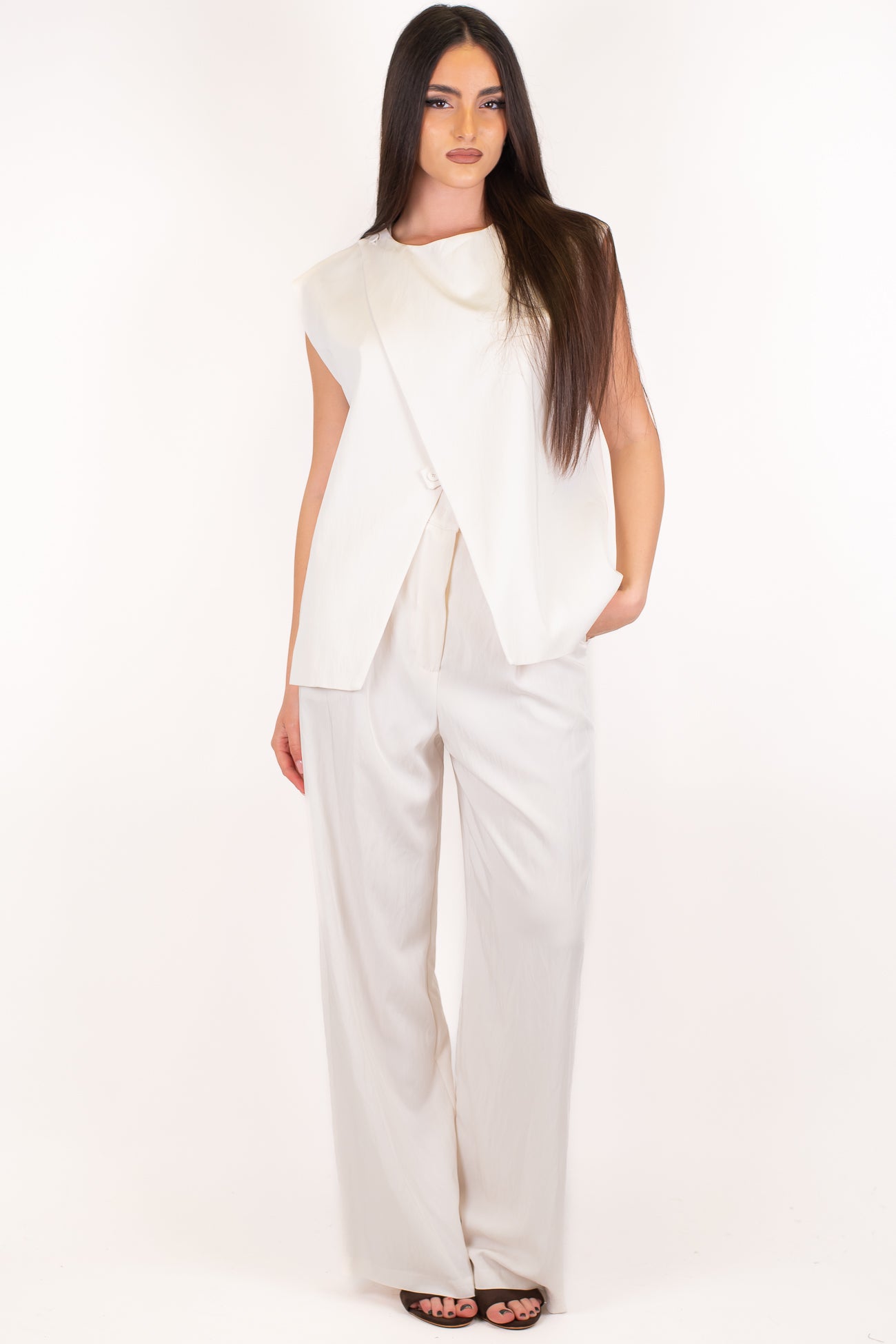 Dixie - Coordinato con giacca giromaniche con chiusura asimmetrica alta e pantalone palazzo con pinces