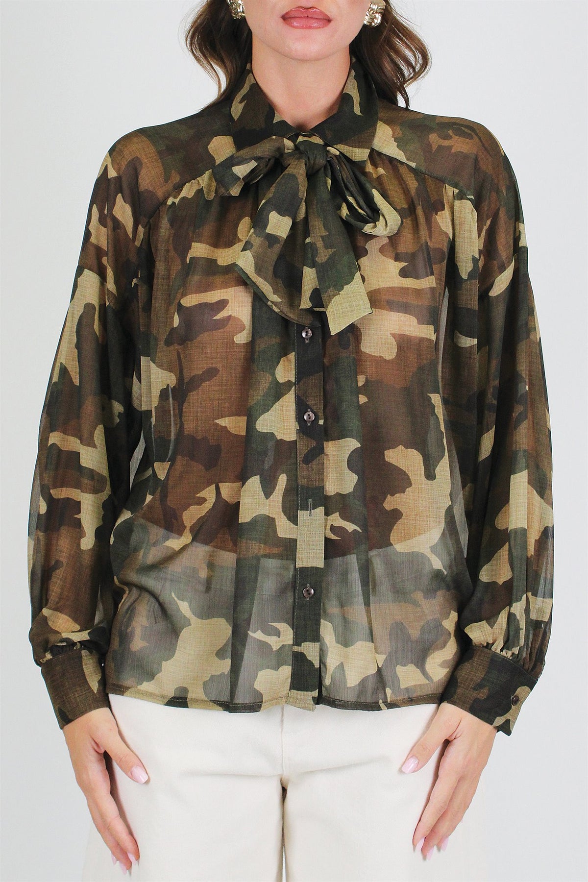 Motel - Camicia fantasia camouflage con fiocco al collo e trasparenze