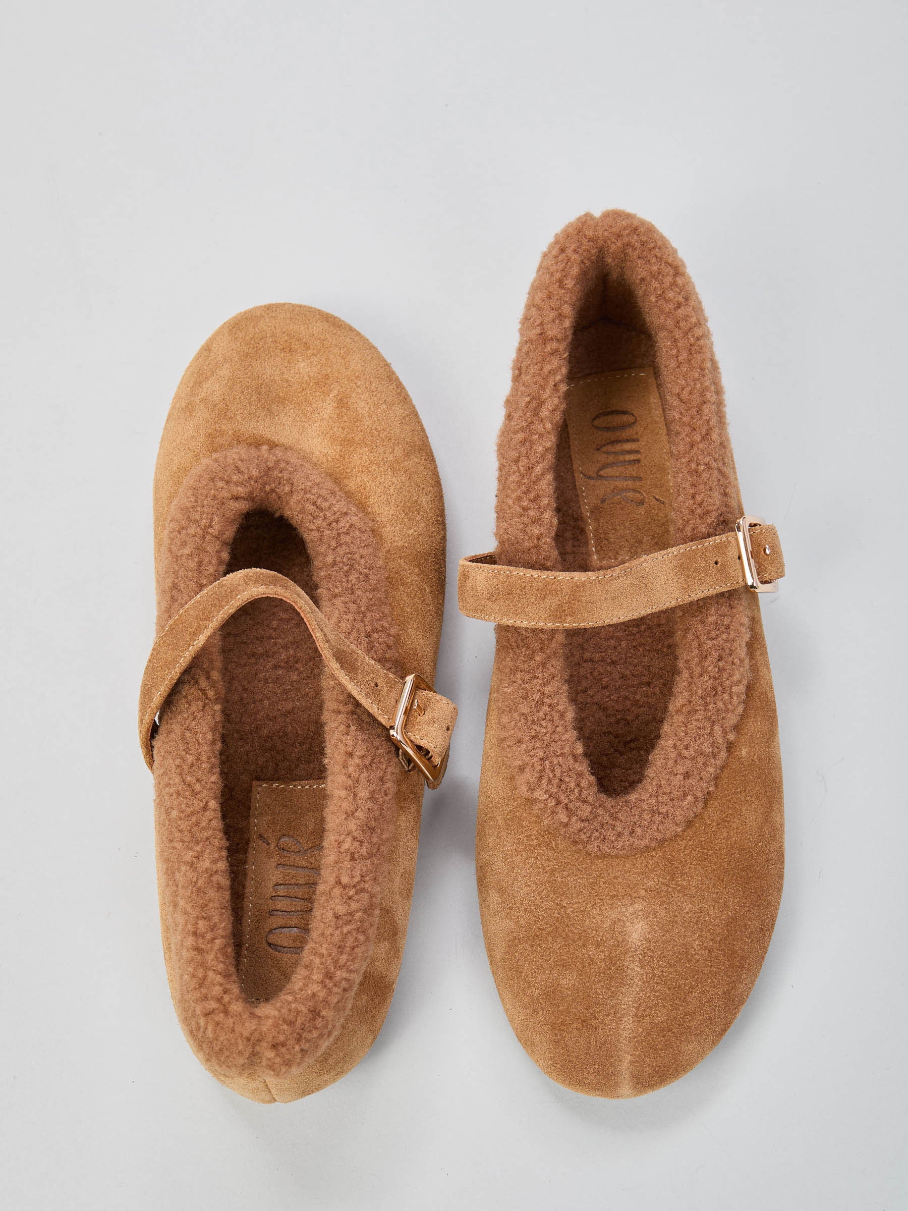 Ovyé - Ballerina in suede con cinturino sul collo piede e profilo pellicciato