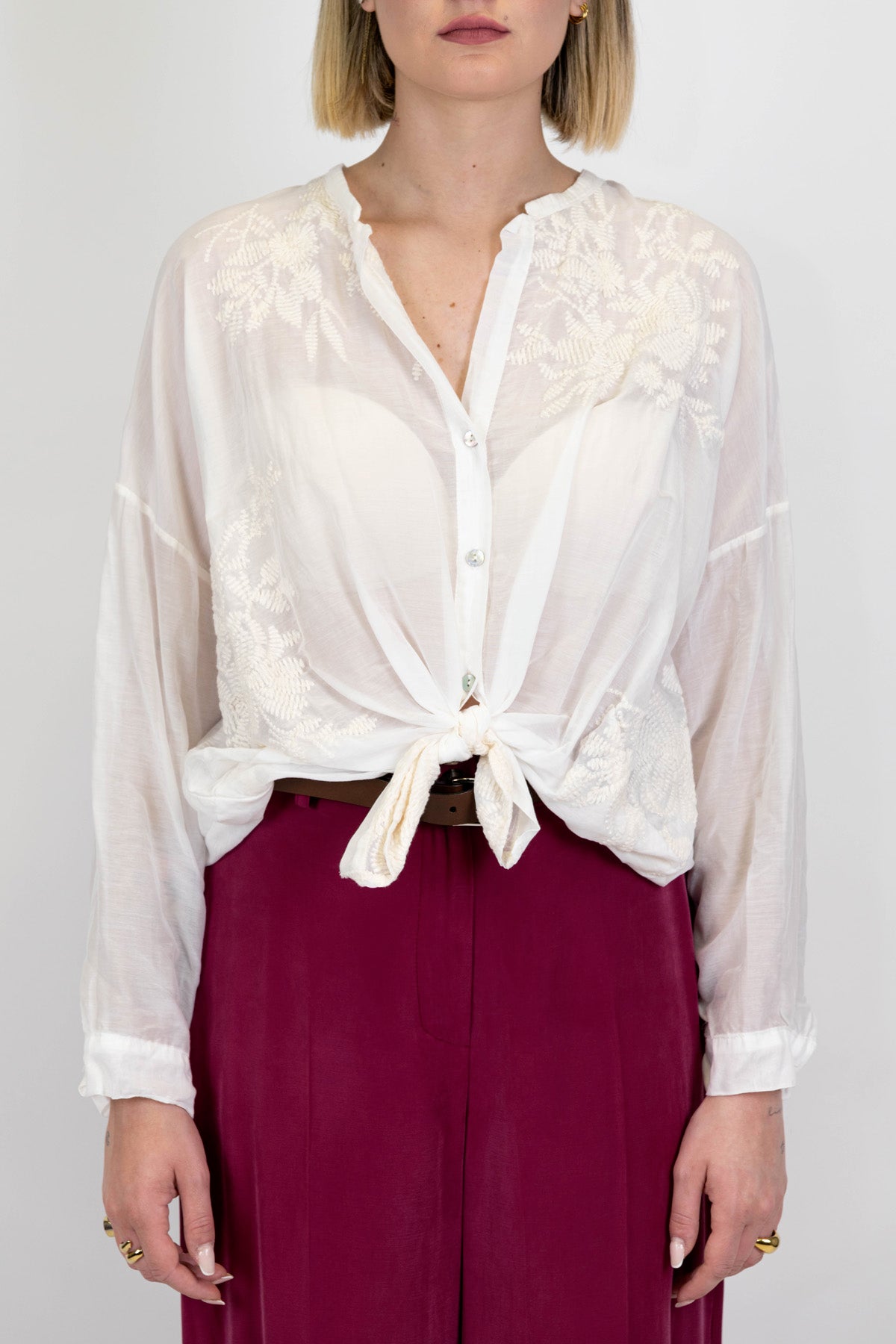 Tensione in - Camicia in misto seta con ricami tono su tono