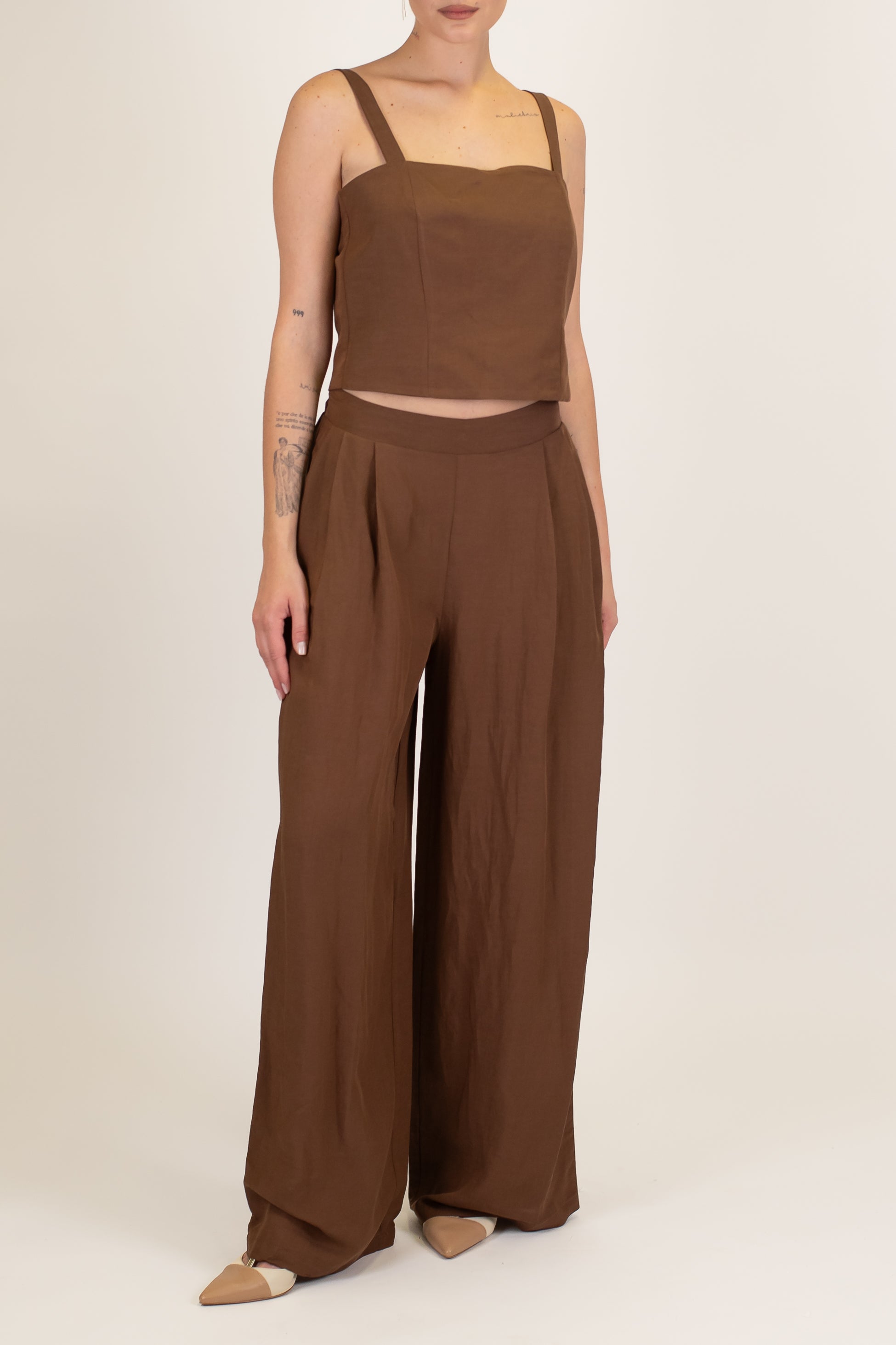 Tensione in - Coordinato in misto viscosa e lino con top bretelle e pantalone palazzo con pinces ed elastico sul retro