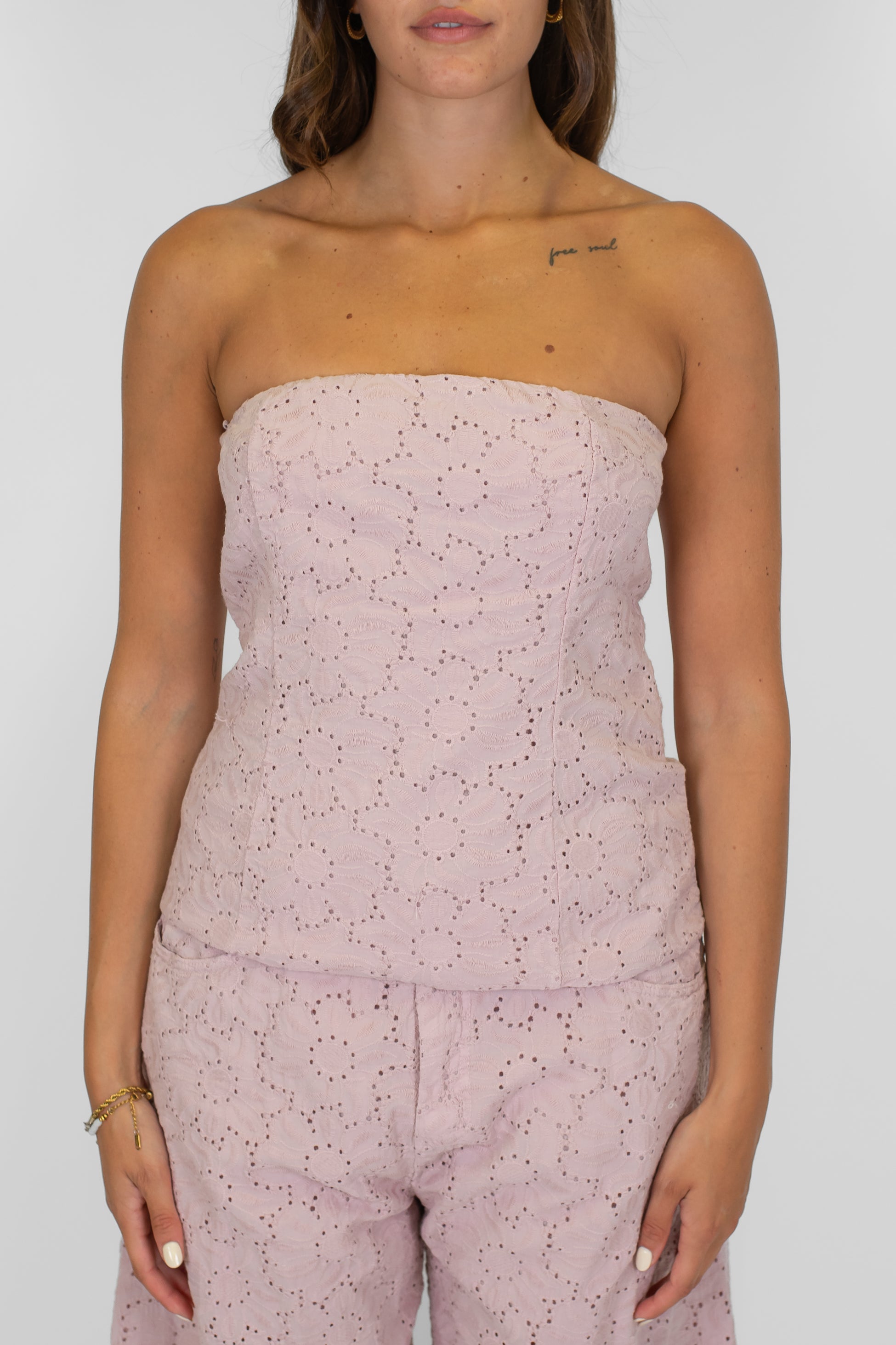 Tensione in - Top a fascia in pizzo sangallo con elastico