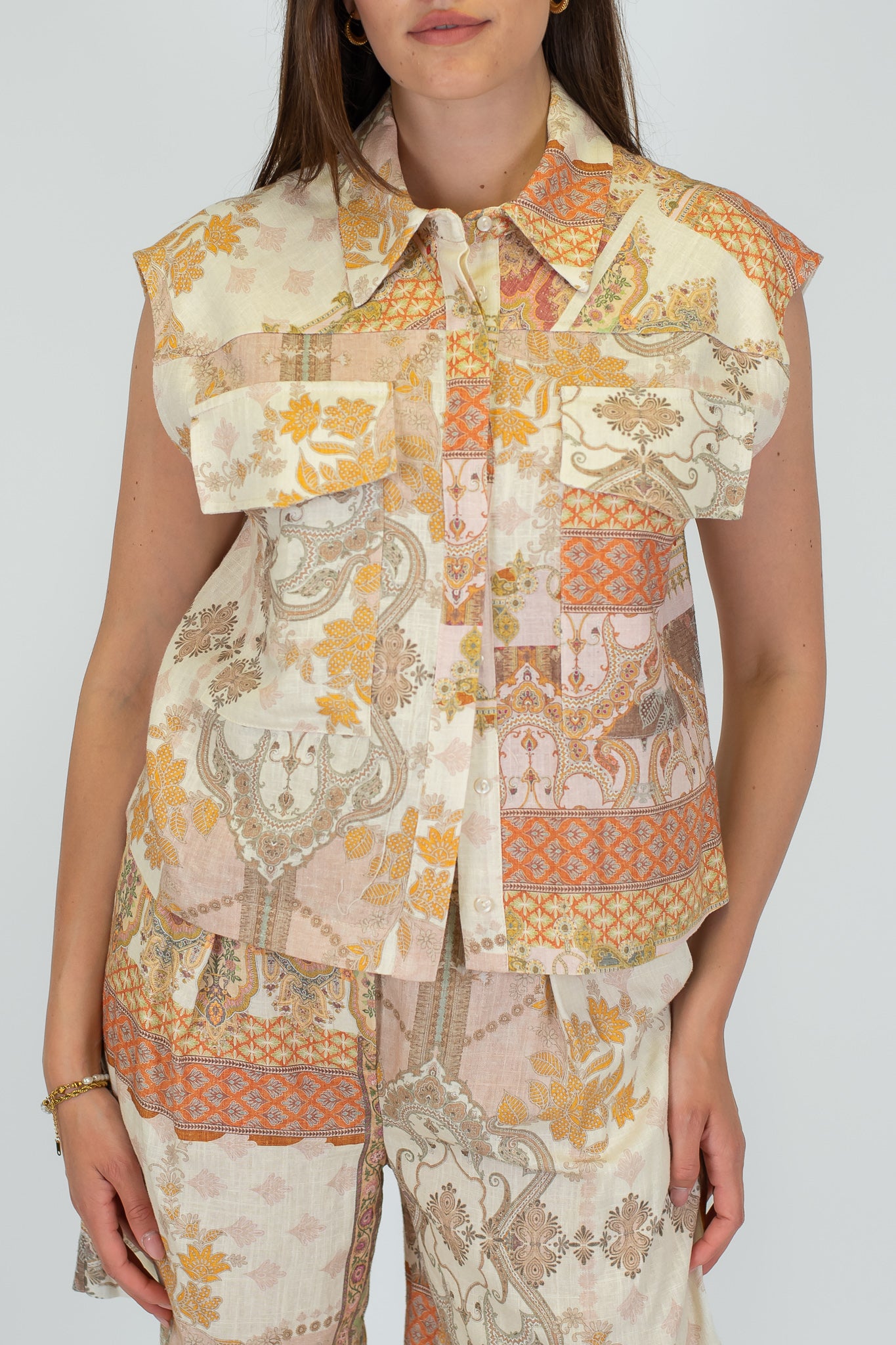 Tensione in - Camicia giromaniche fantasia in misto lino con taschini