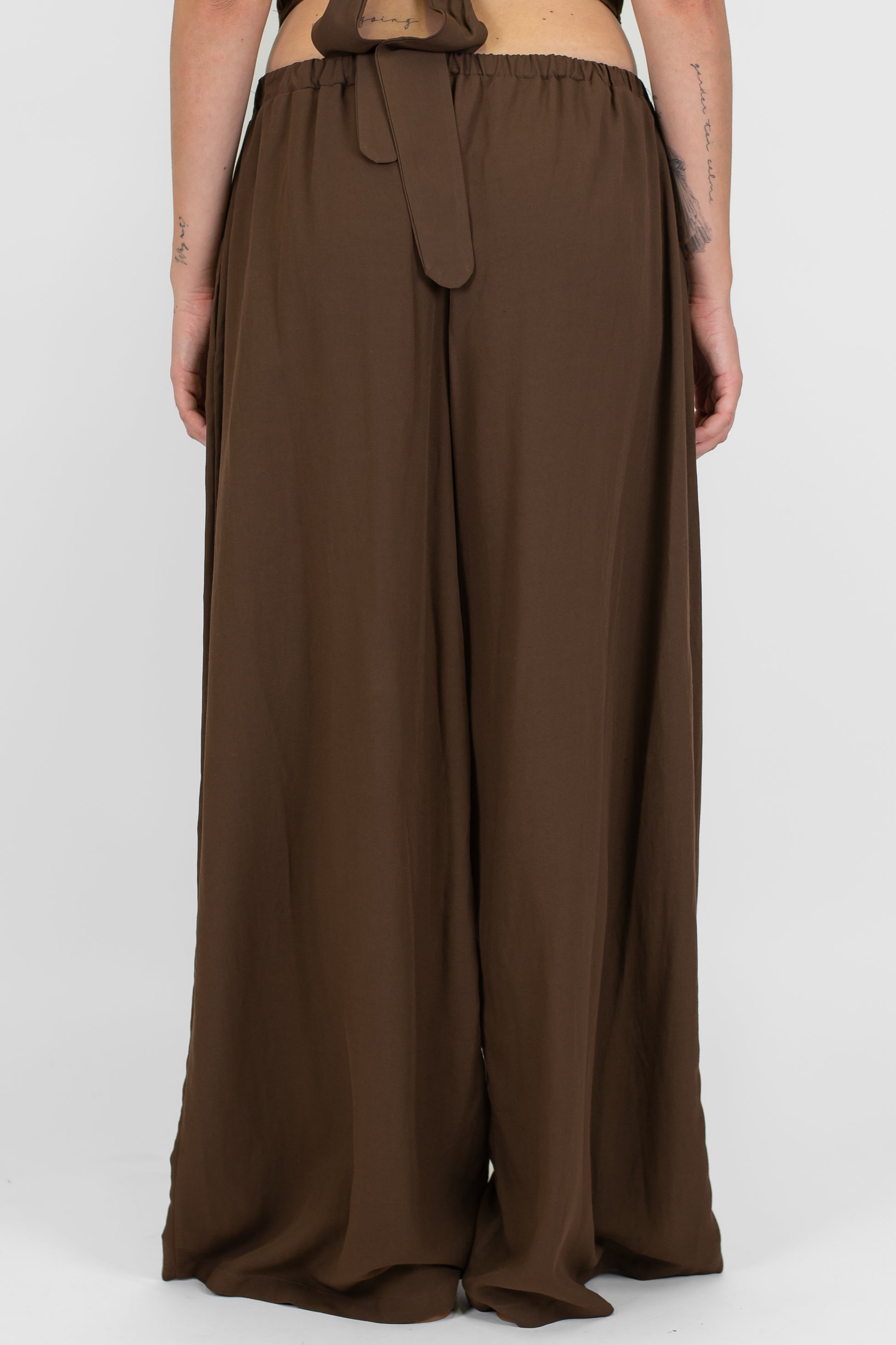 Tensione in - Coordinato in misto lino con allaccio sul retro e pantalone palazzo con elastico in vita