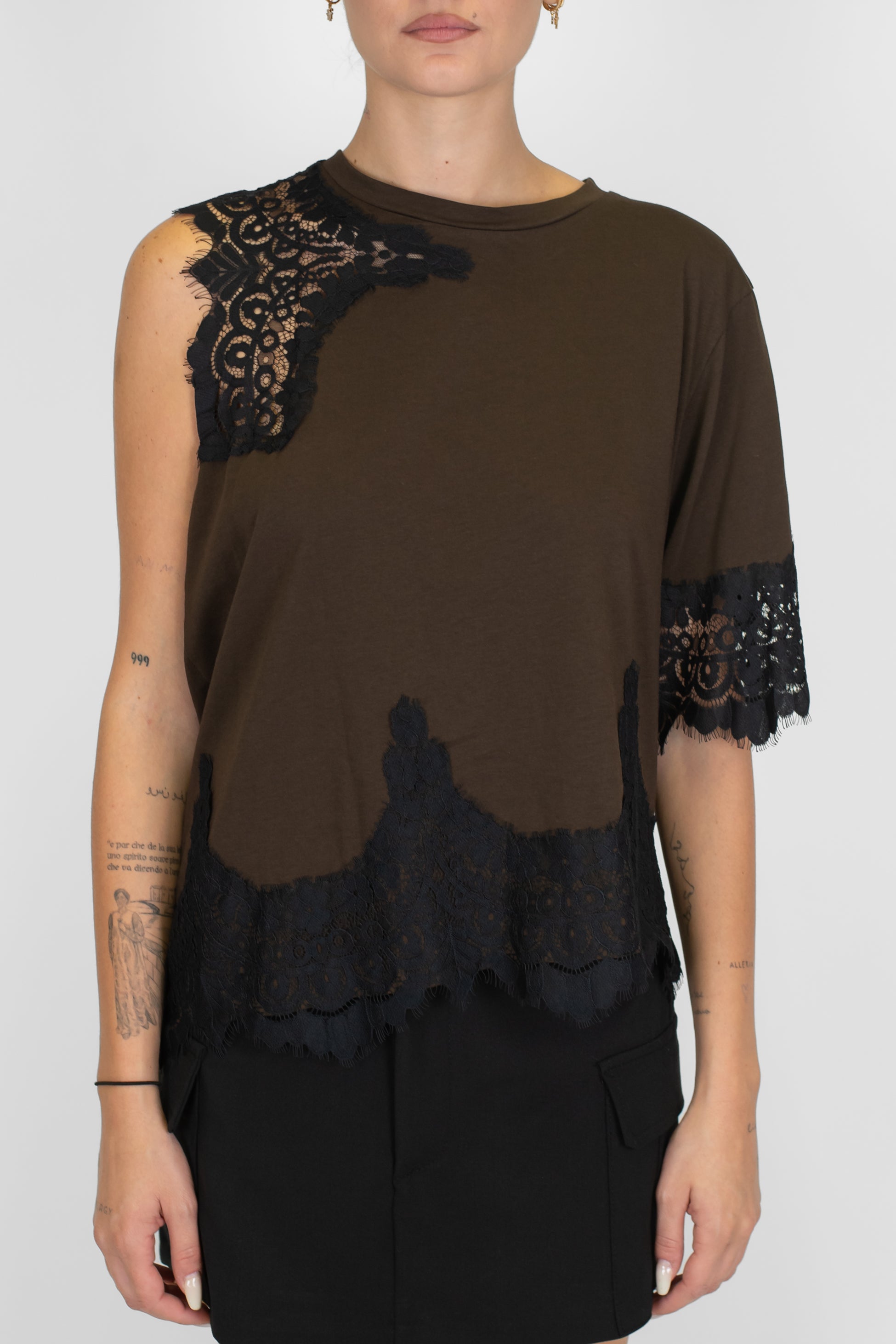 Tensione in - T-shirt asimmetrica con orli e maniche in pizzo