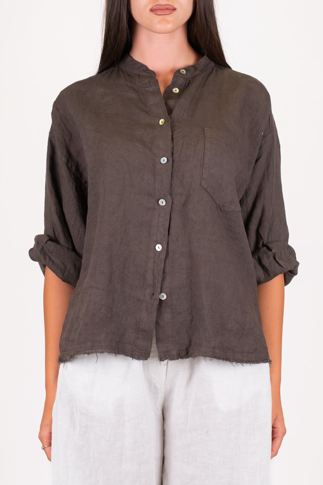 Tensione in - Camicia in puro lino con collo coreano e taschino
