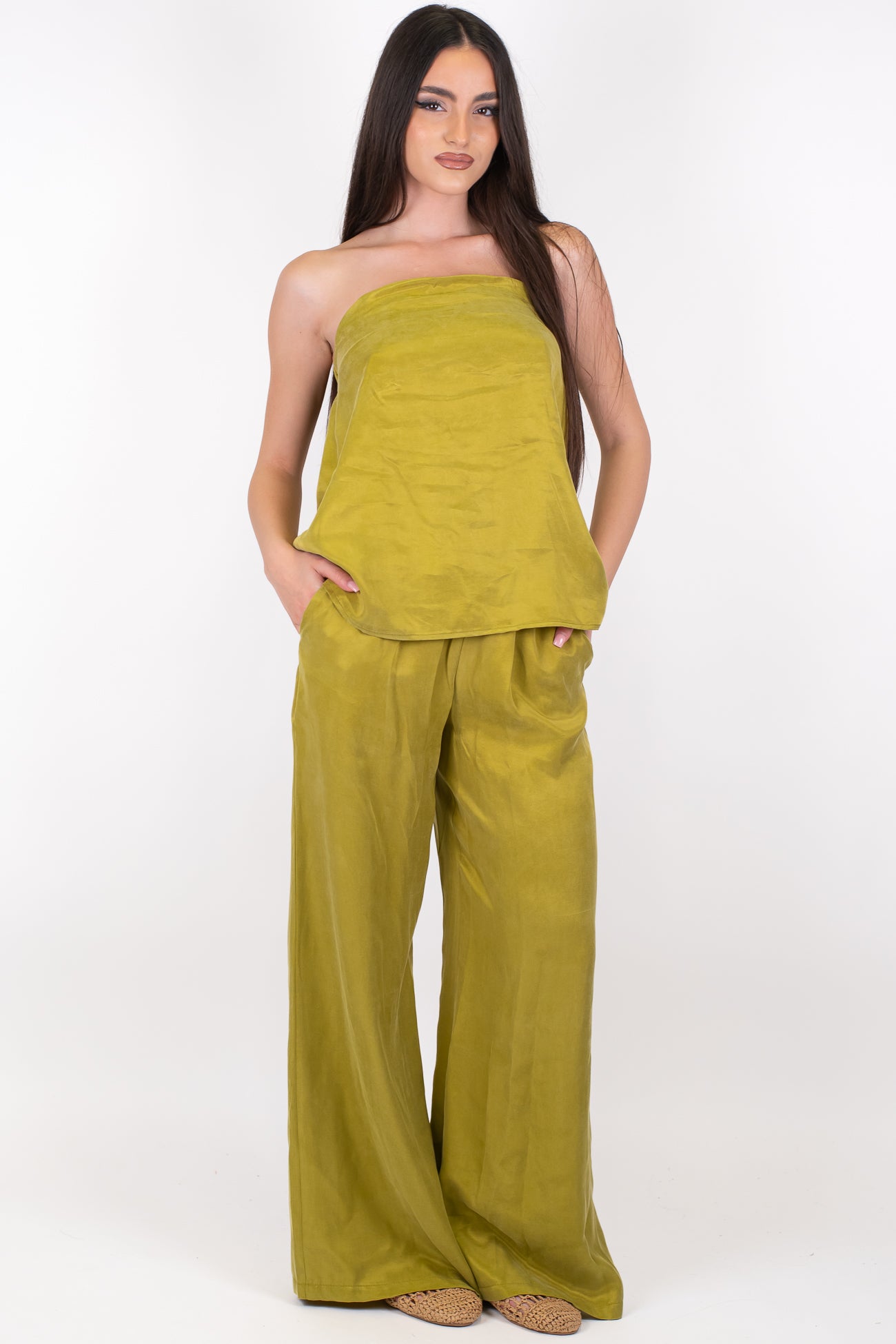 Tensione in - Coordinato in lyocell effetto cupro con top a fascia e pantalone palazzo con elastico in vita