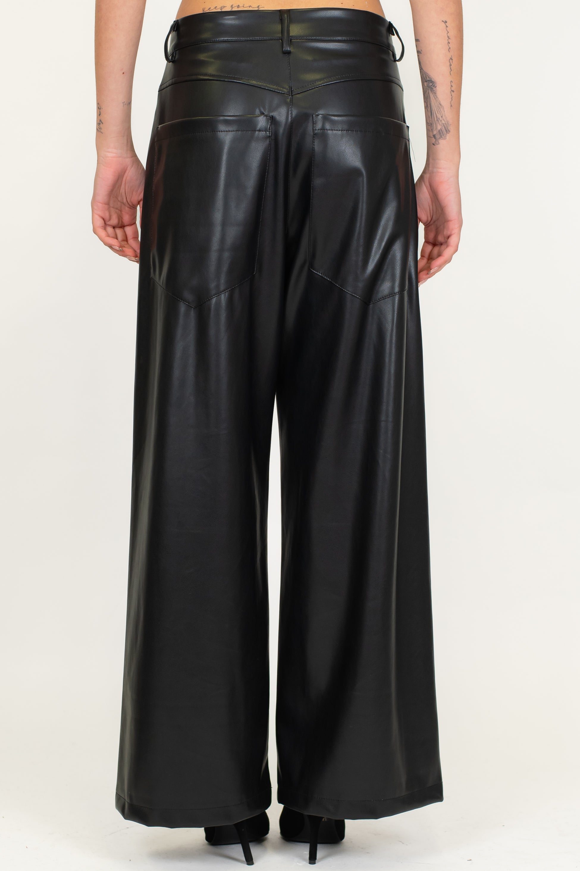 Tensione in - Pantalone palazzo in ecopelle modello Giusi con tasconi posteriori