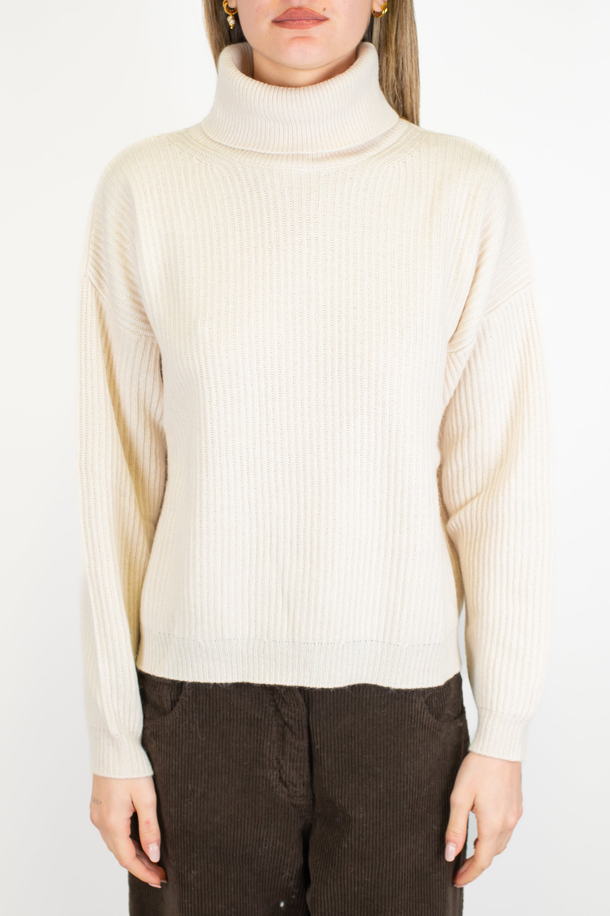 Tensione in - Dolcevita a costine in misto lana e cashmere