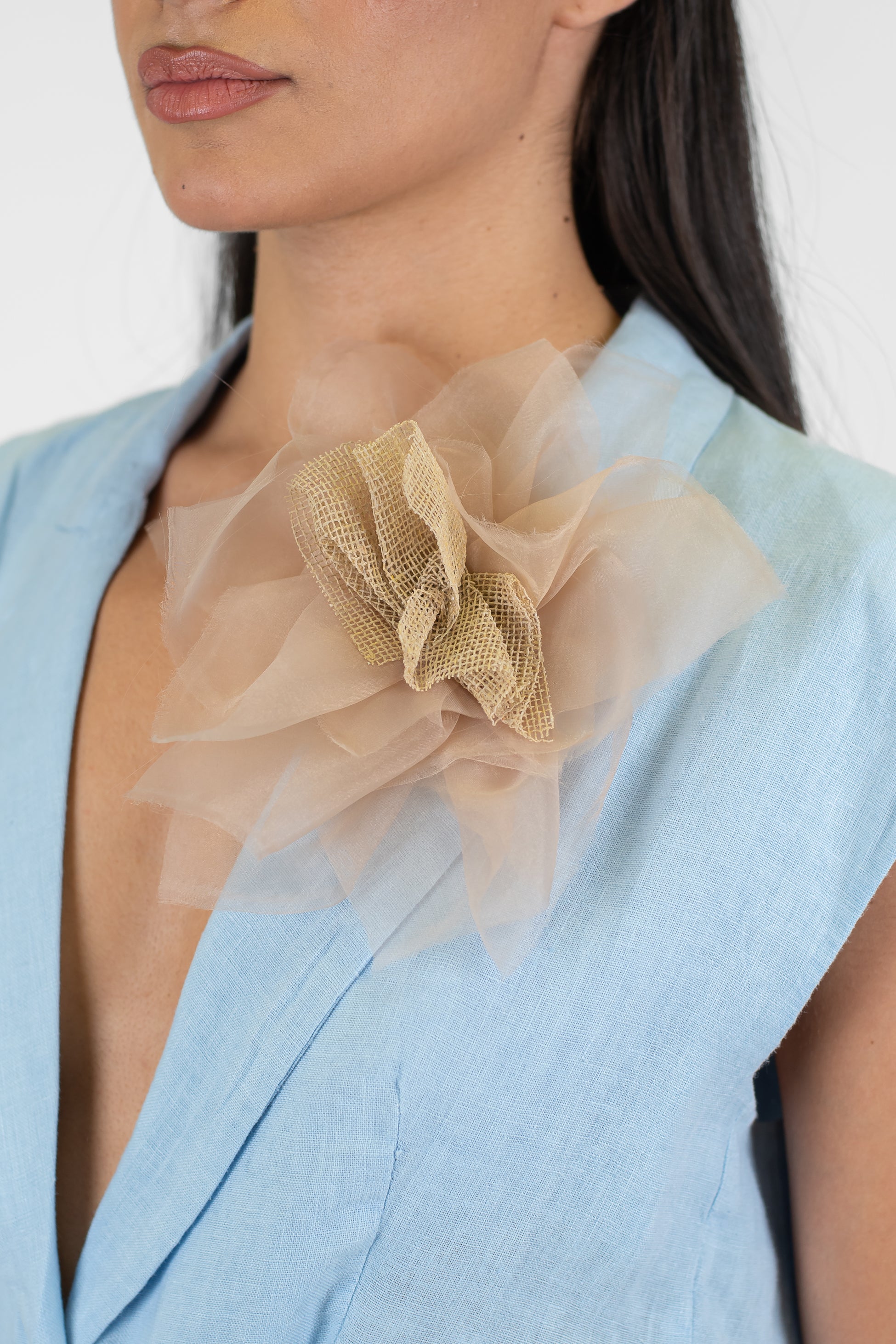 Tensione in - Giacca giromaniche in puro lino con spilla fiore e cintura in tessuto