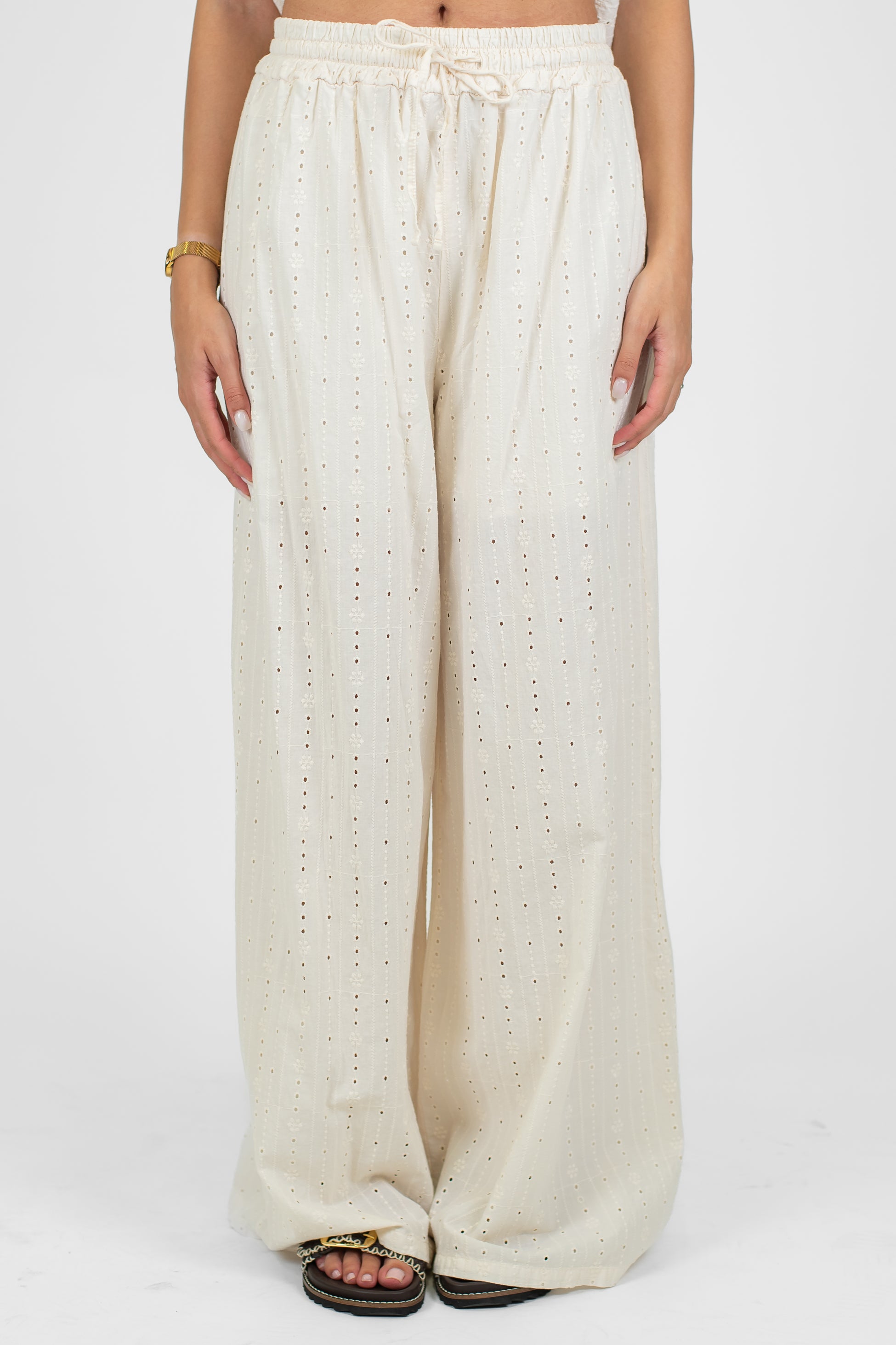 Haveone - Coordinato in pizzo sangallo con t-shirt scollo a V e pantalone palazzo con coulisse