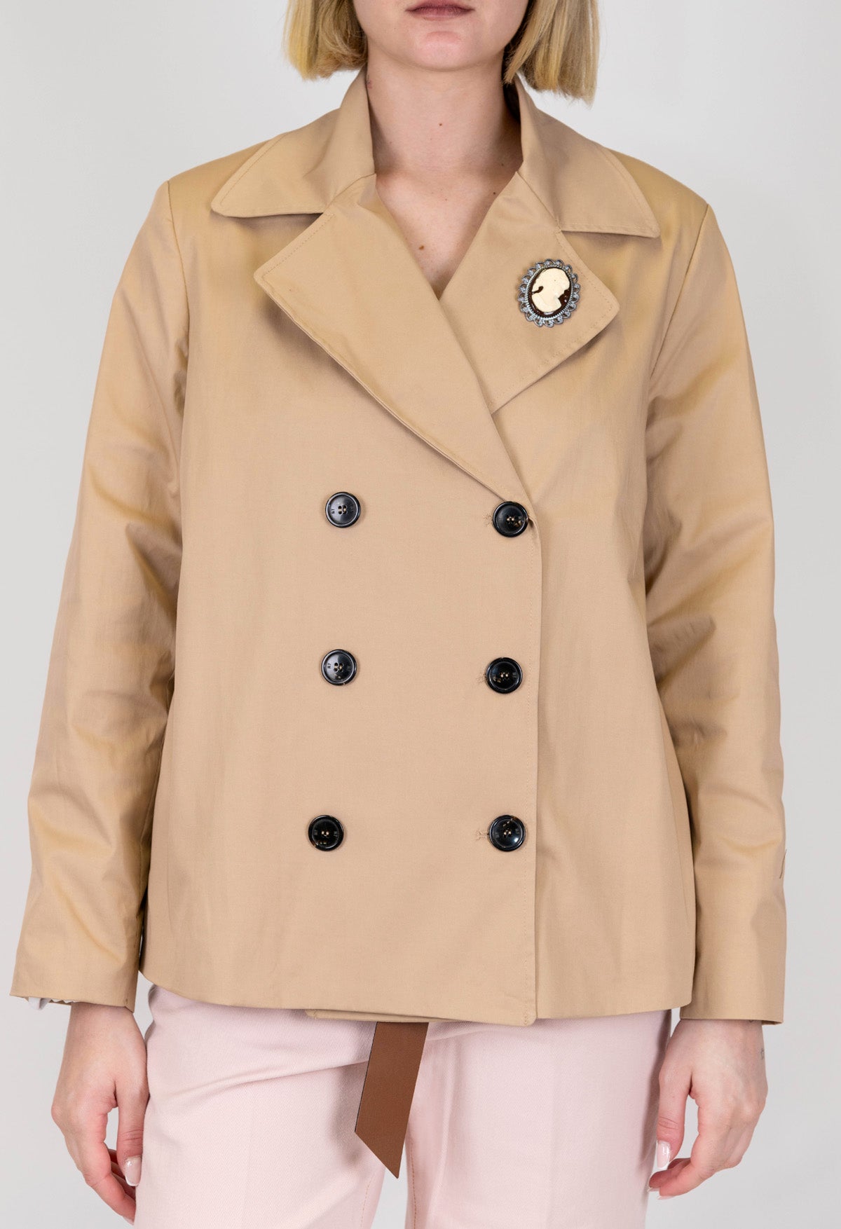Maryley - Trench corto doppiopetto a sei bottoni con spilla