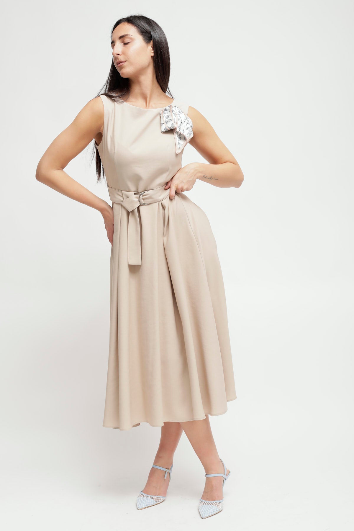 Maryley - Abito lungo giromaniche con spilla foulard e chiusura zip sul retro