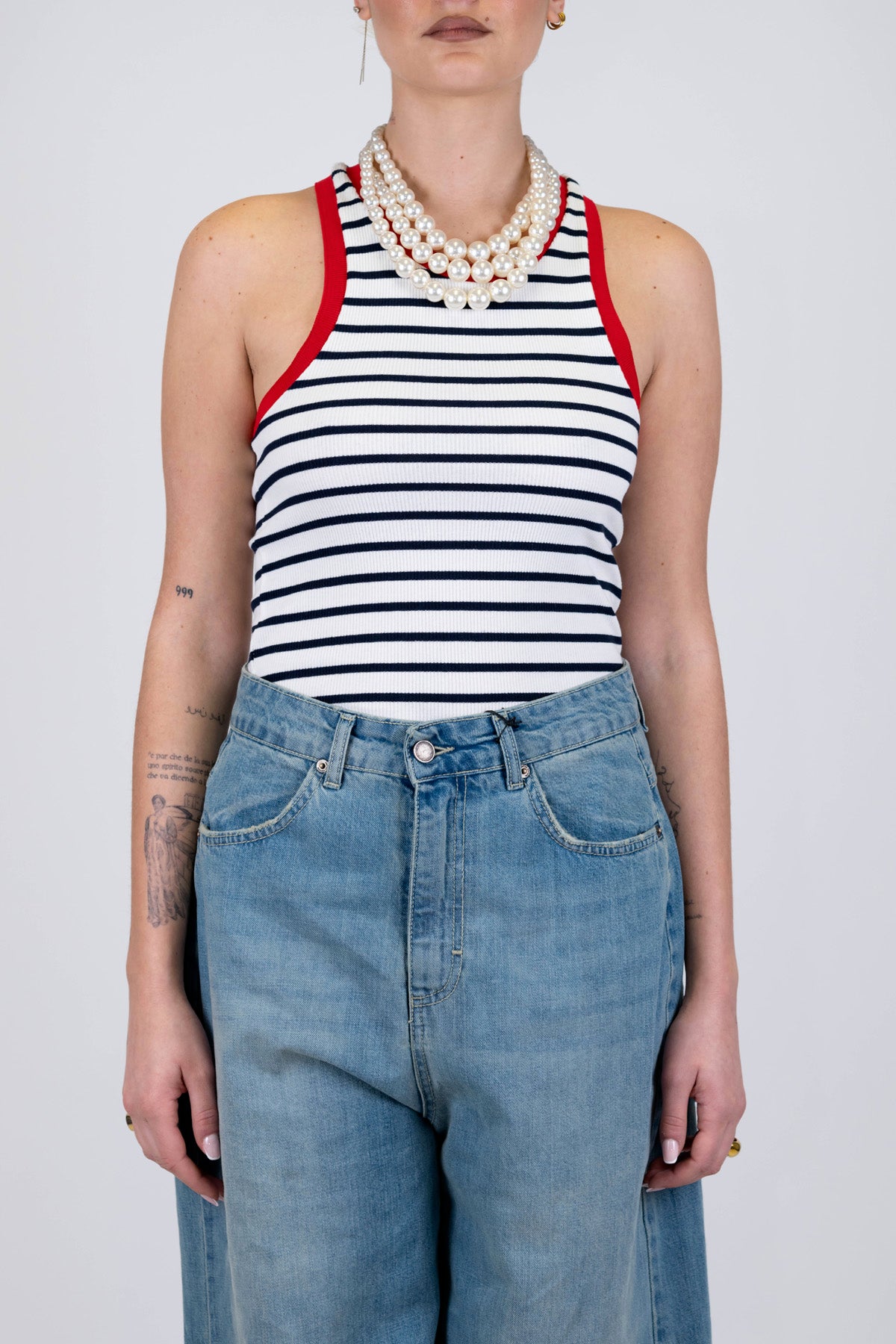 Tensione in - Canotta a righe con profilo a contrasto e collana