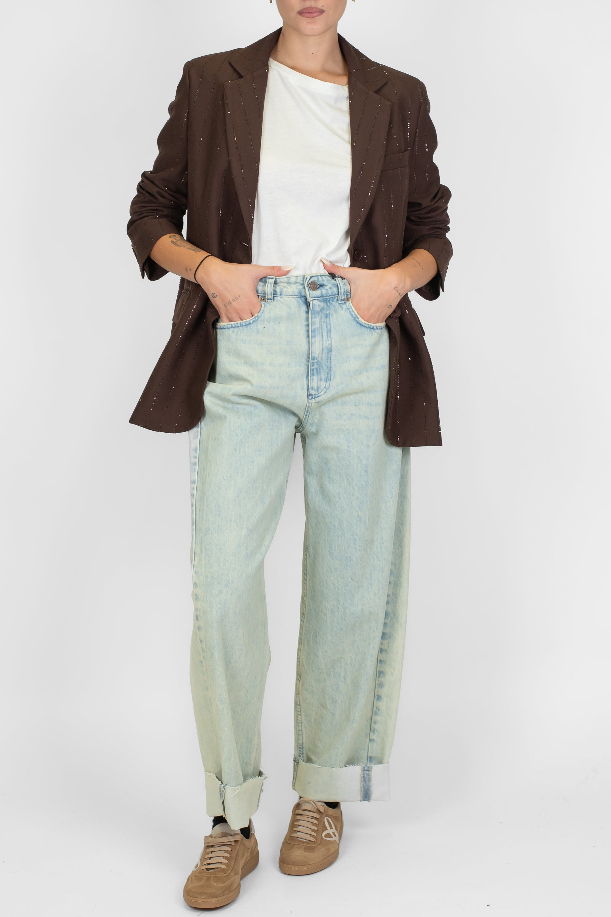 Tensione in - Jeans regular lavaggio sabbiato con risvolto ampio taglio vivo