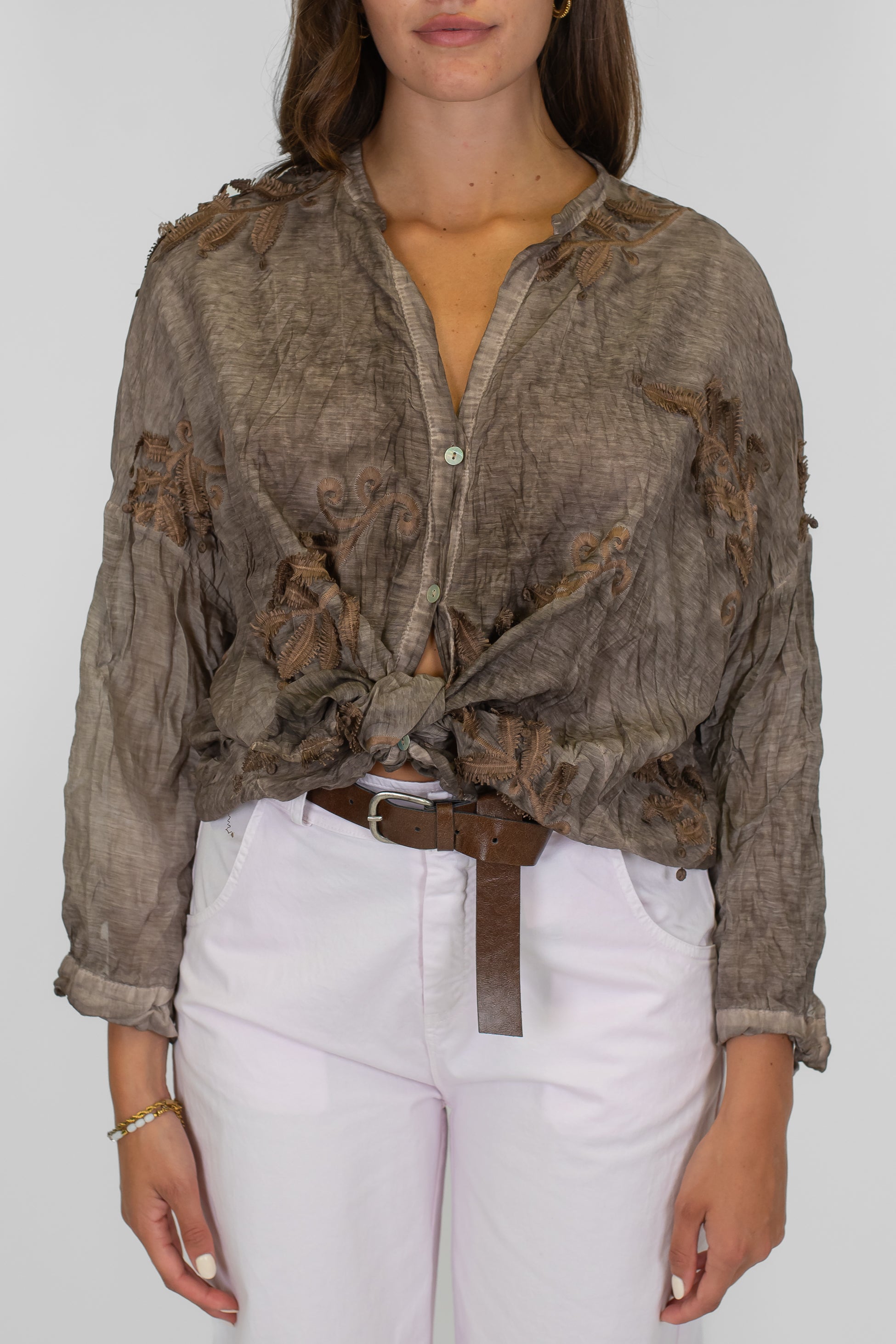 Tensione in - Camicia in misto seta con ricami a contrasto e collo coreano