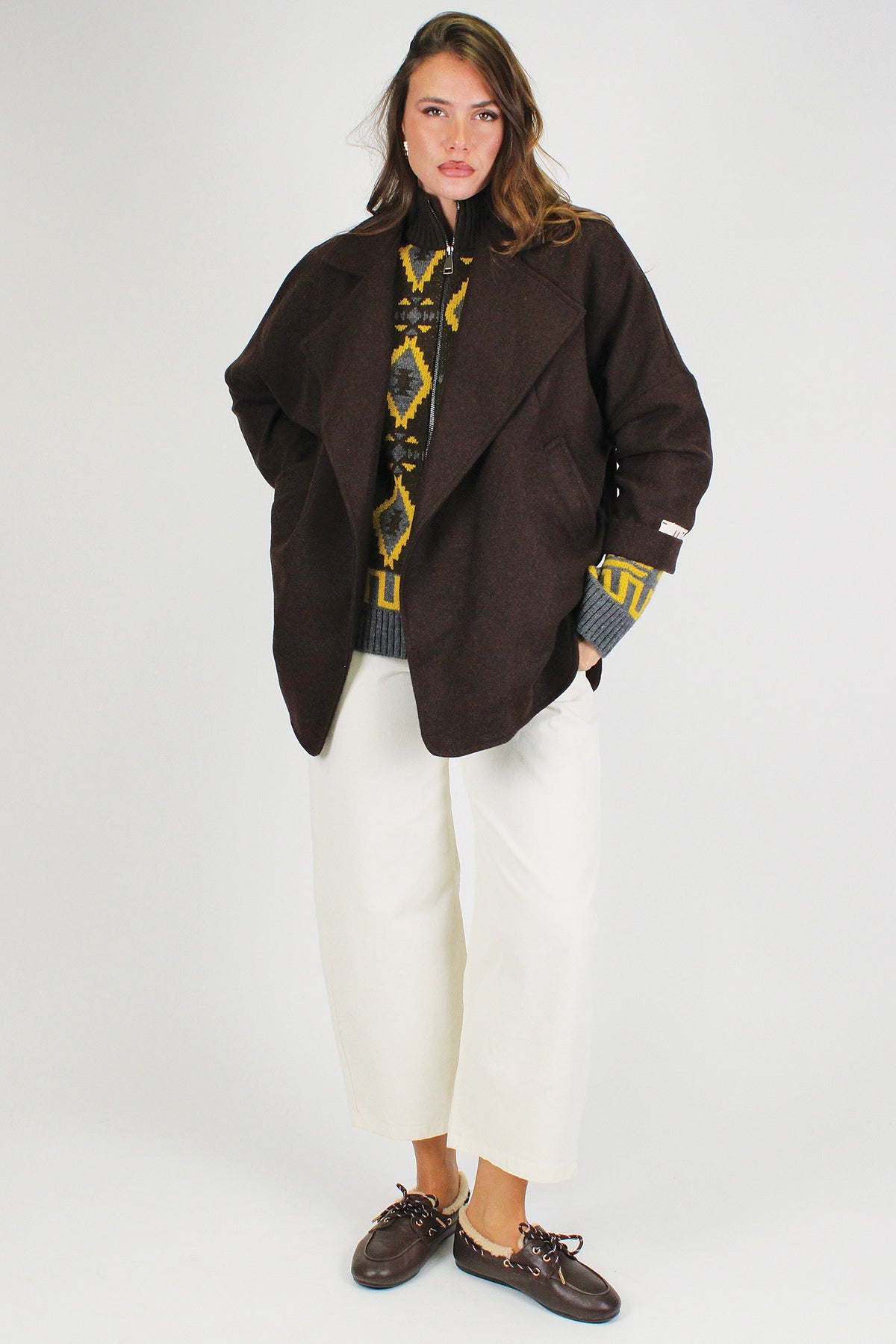 Tensione in - Pantalone balloon crop in denim colorato con cintura