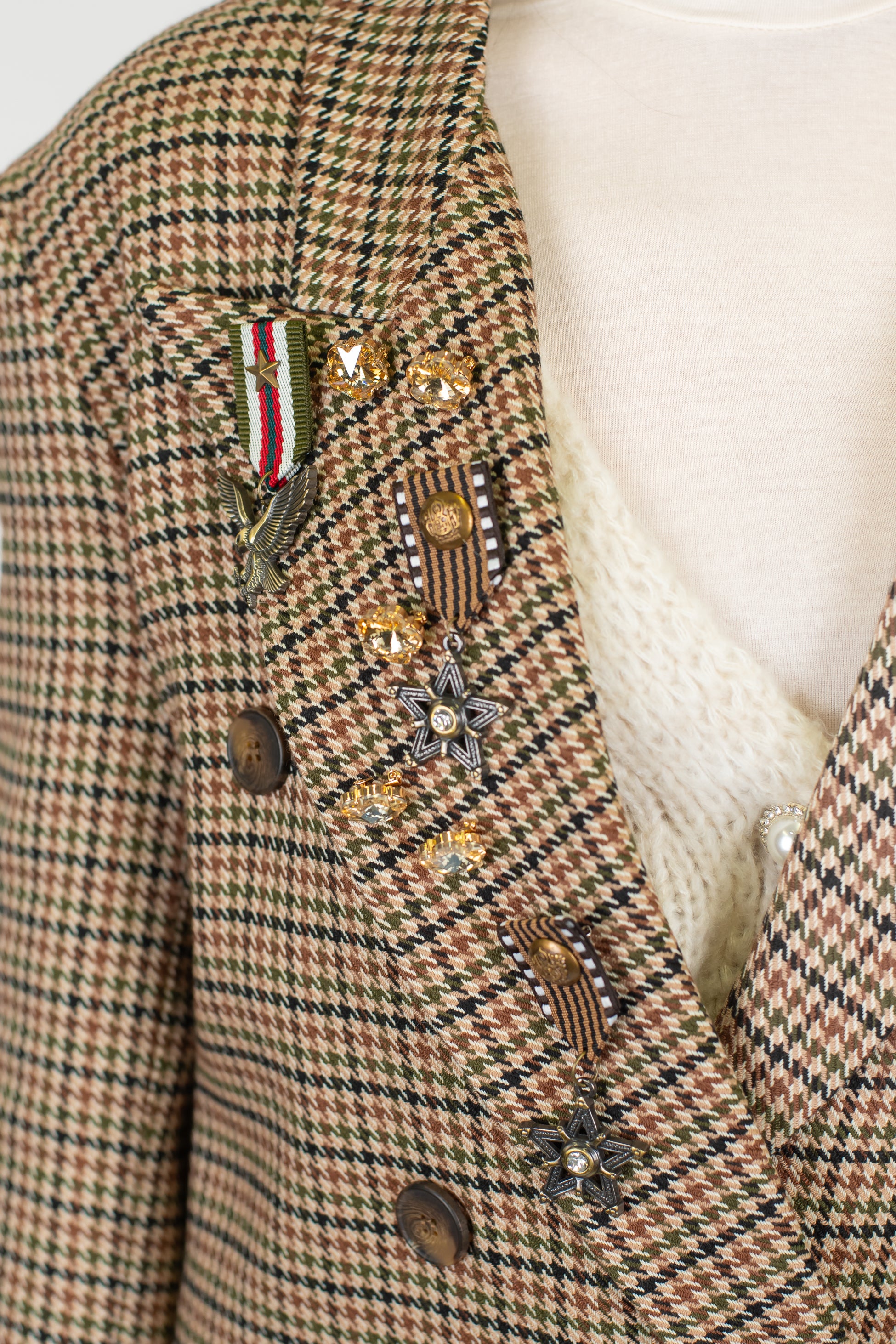 Tensione in - Blazer doppiopetto fantasia pied de poule con spalline e spille