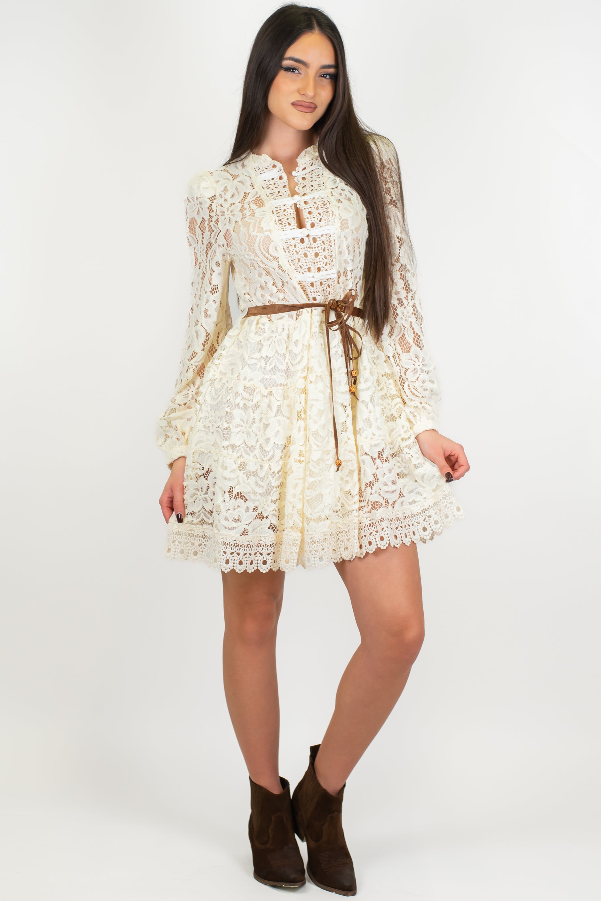 Tensione in - Abito corto in pizzo con chiusura alamari