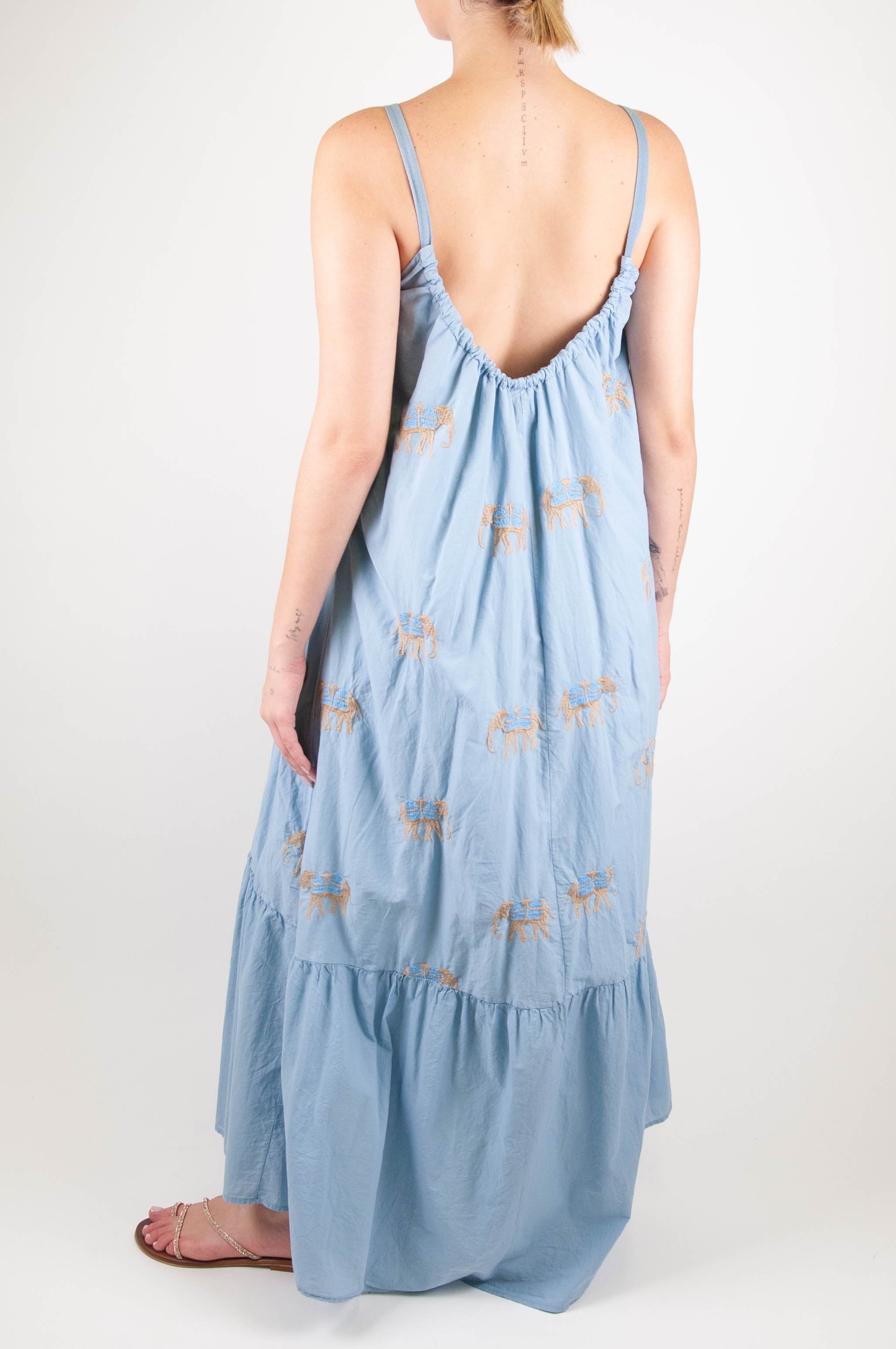 Tensione in - Abito lungo fantasia elefanti con scollatura sul retro e balza sul fondo