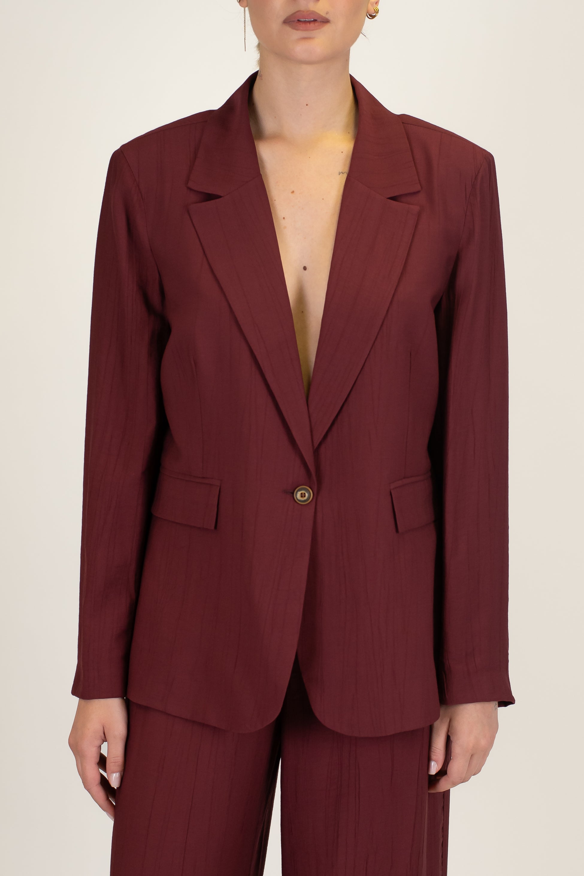 Tensione in - Tailleur in viscosa leggera con giacca monopetto e pantalone palazzo con elastico sul retro