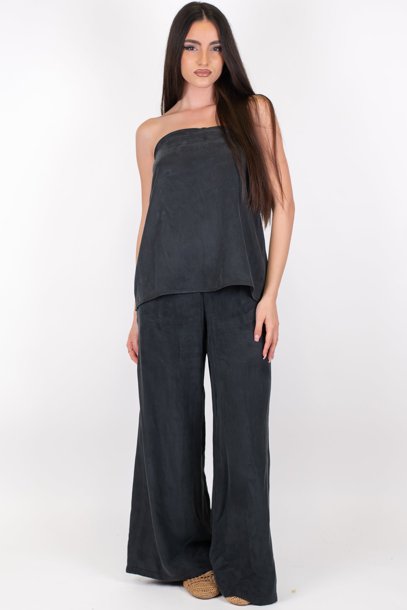 Tensione in - Coordinato in lyocell effetto cupro con top a fascia e pantalone palazzo con elastico in vita