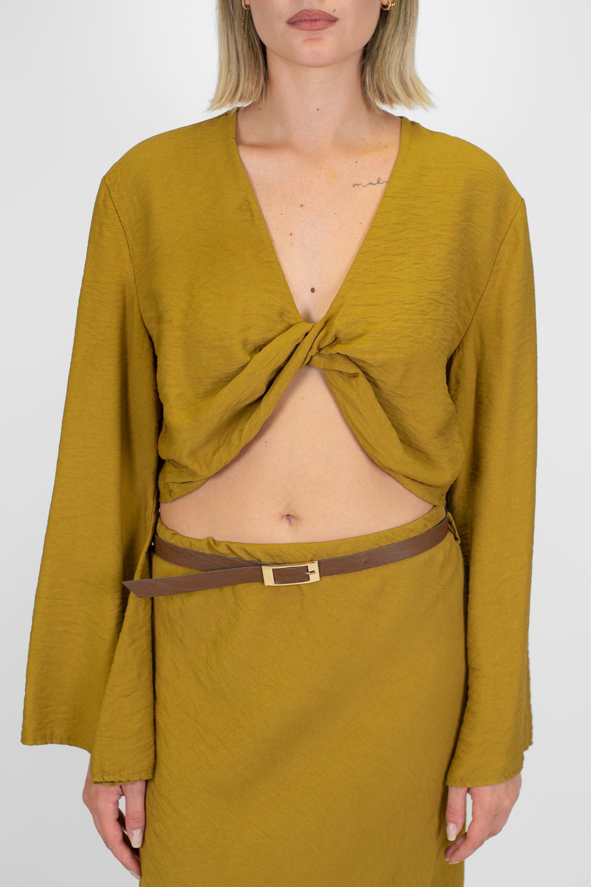 Haveone - Blusa crop in viscosa leggera annodata al centro