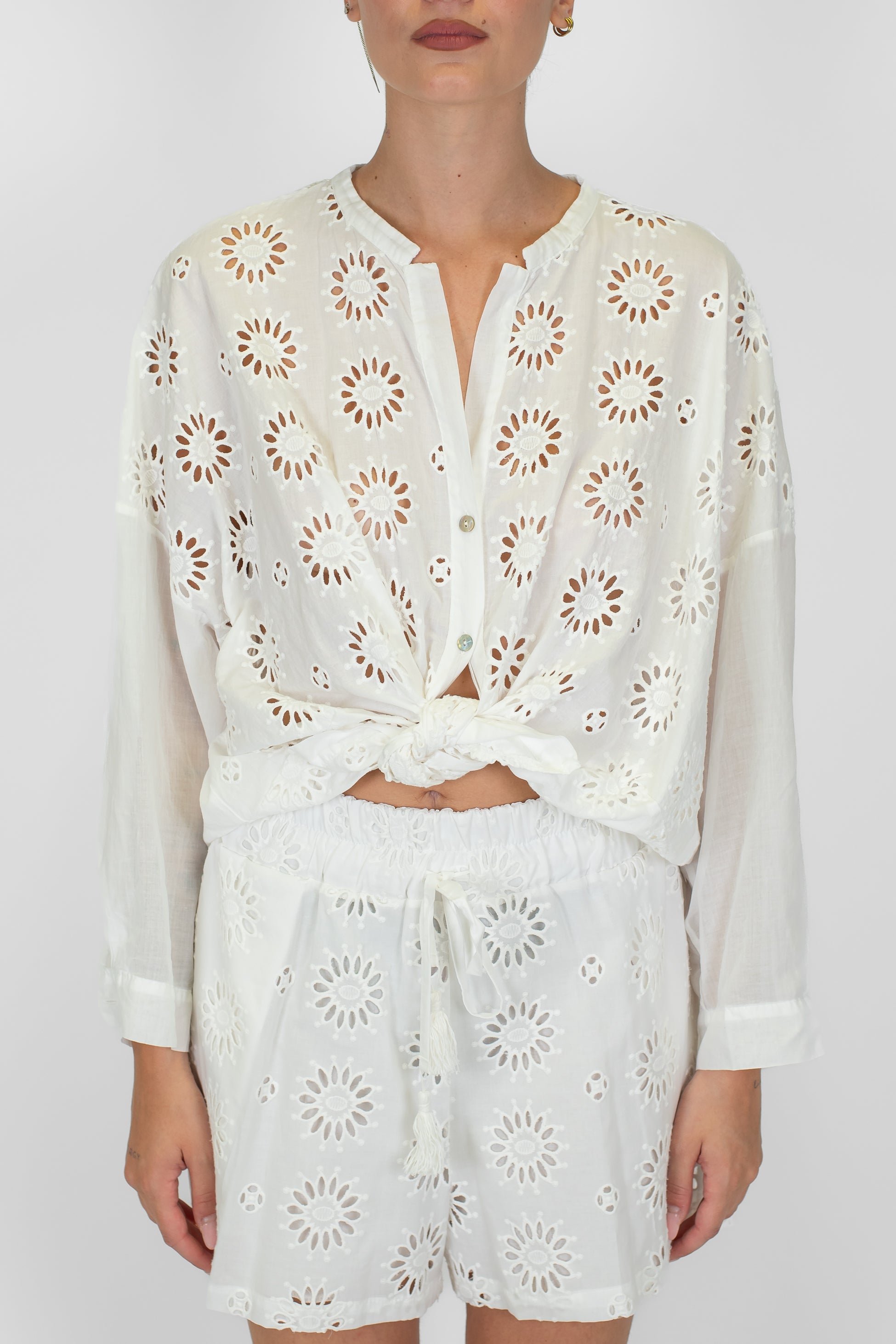 Motel - Camicia in pizzo sangallo con collo coreano
