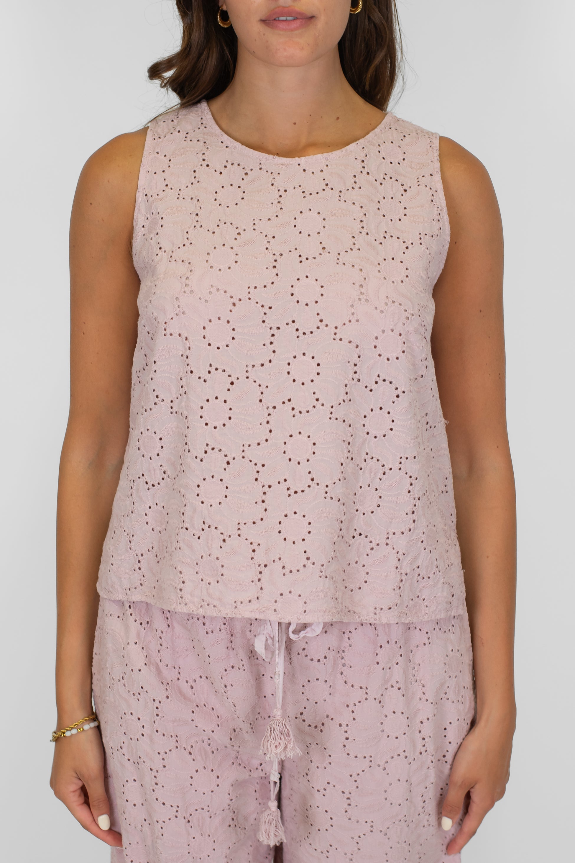 Tensione in - Canotta in pizzo sangallo