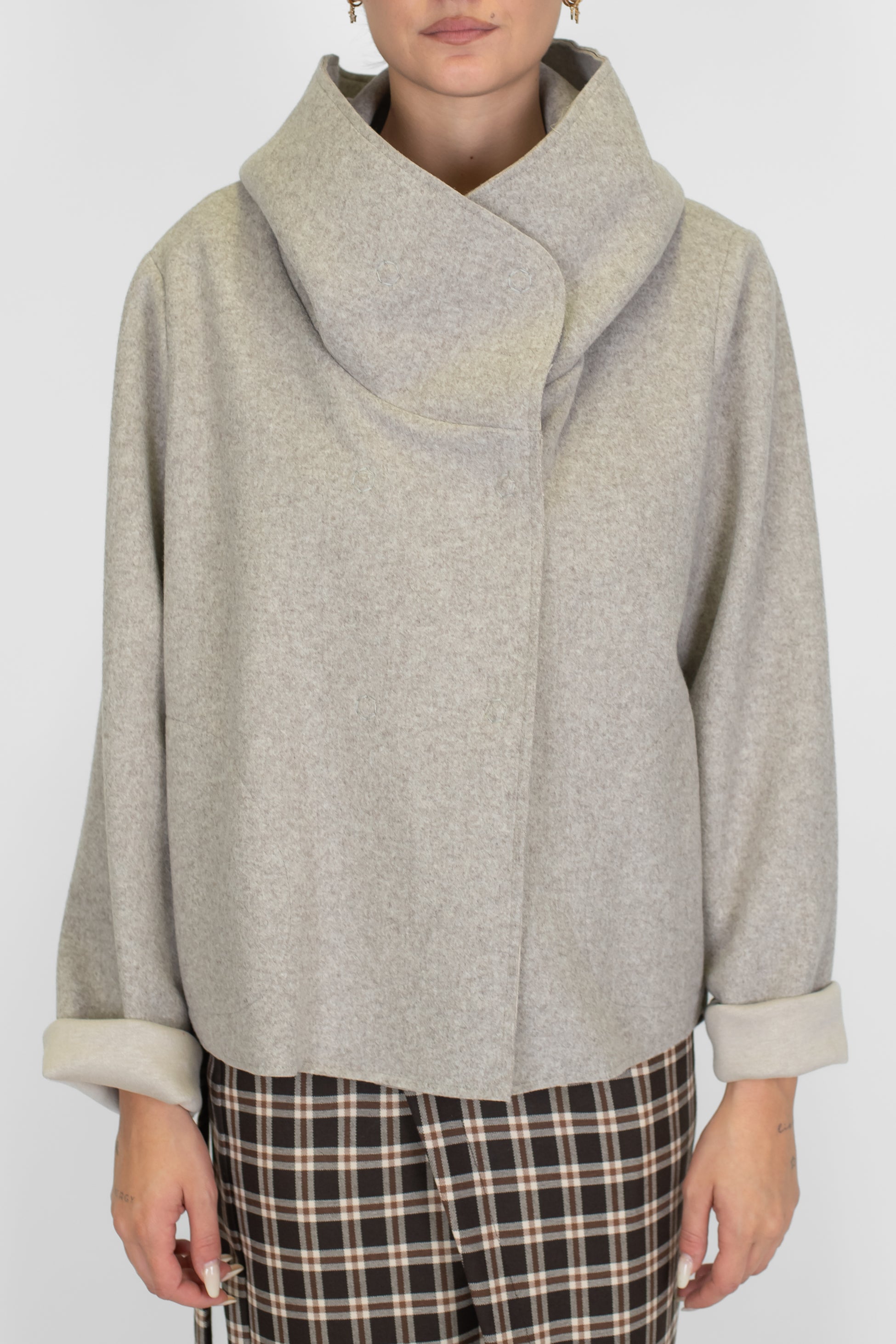 Tensione in - Cappetta doppiopetto in panno con cappuccio